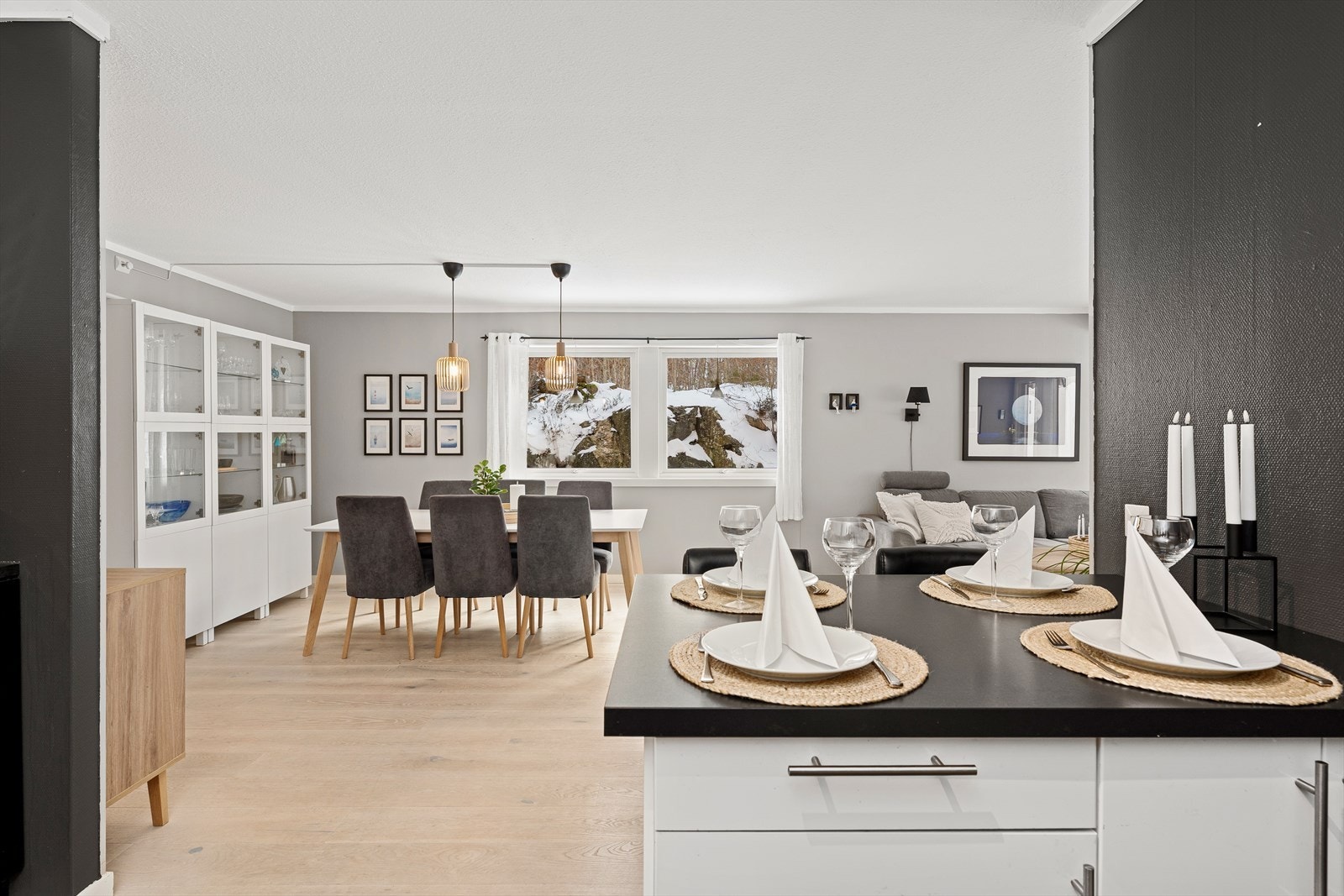 Da dette er en ende- og hjørneleilighet har leiligheten ekstra vinduer i spisestuen som gjør rommet lyst og innbydende. Legg merke til kjøkkenøyen som fungerer som en naturlig romdeler. Galleribilde