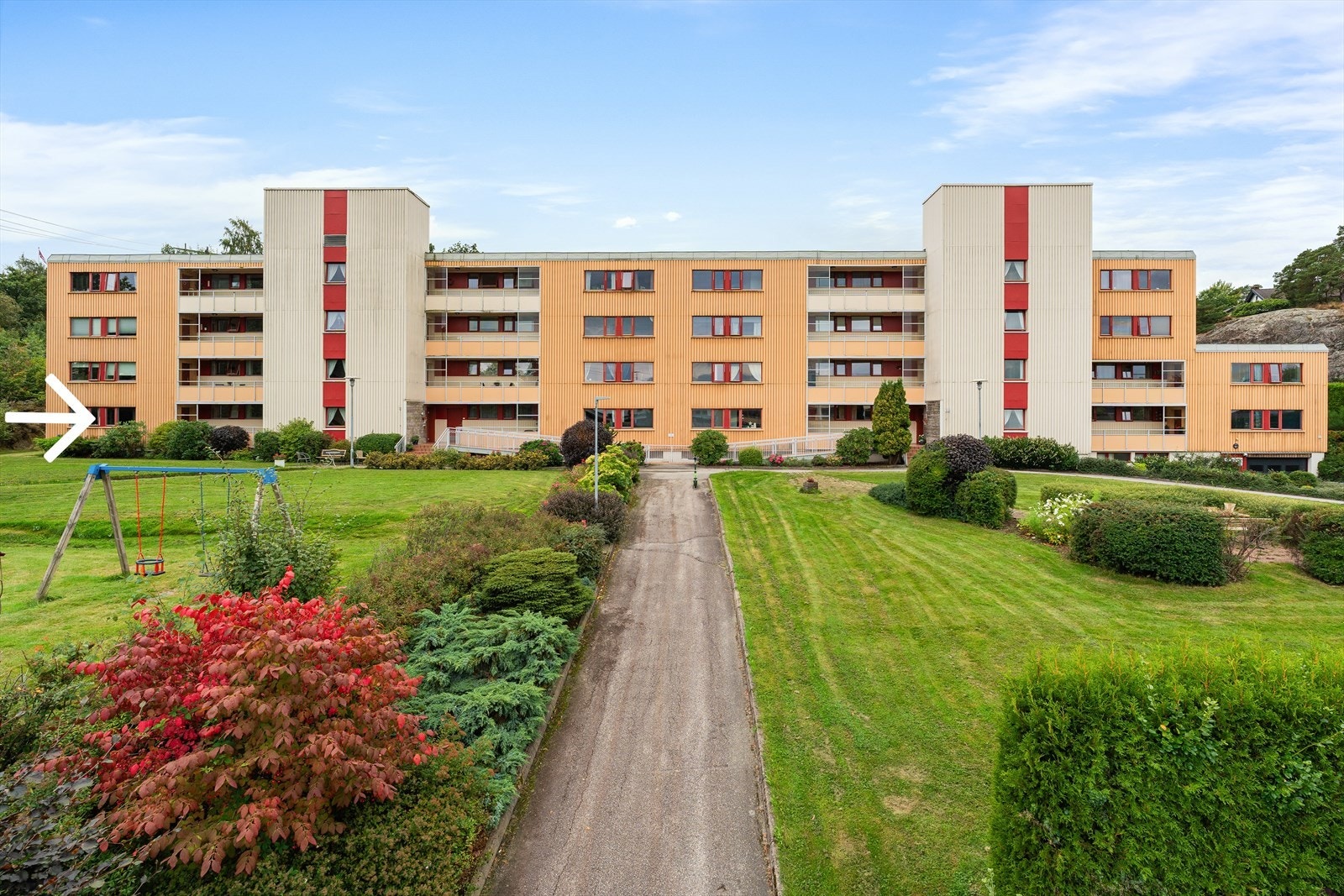 Leiligheten er beliggende helt til venstre på enden av bygget, se pil markering. Galleribilde