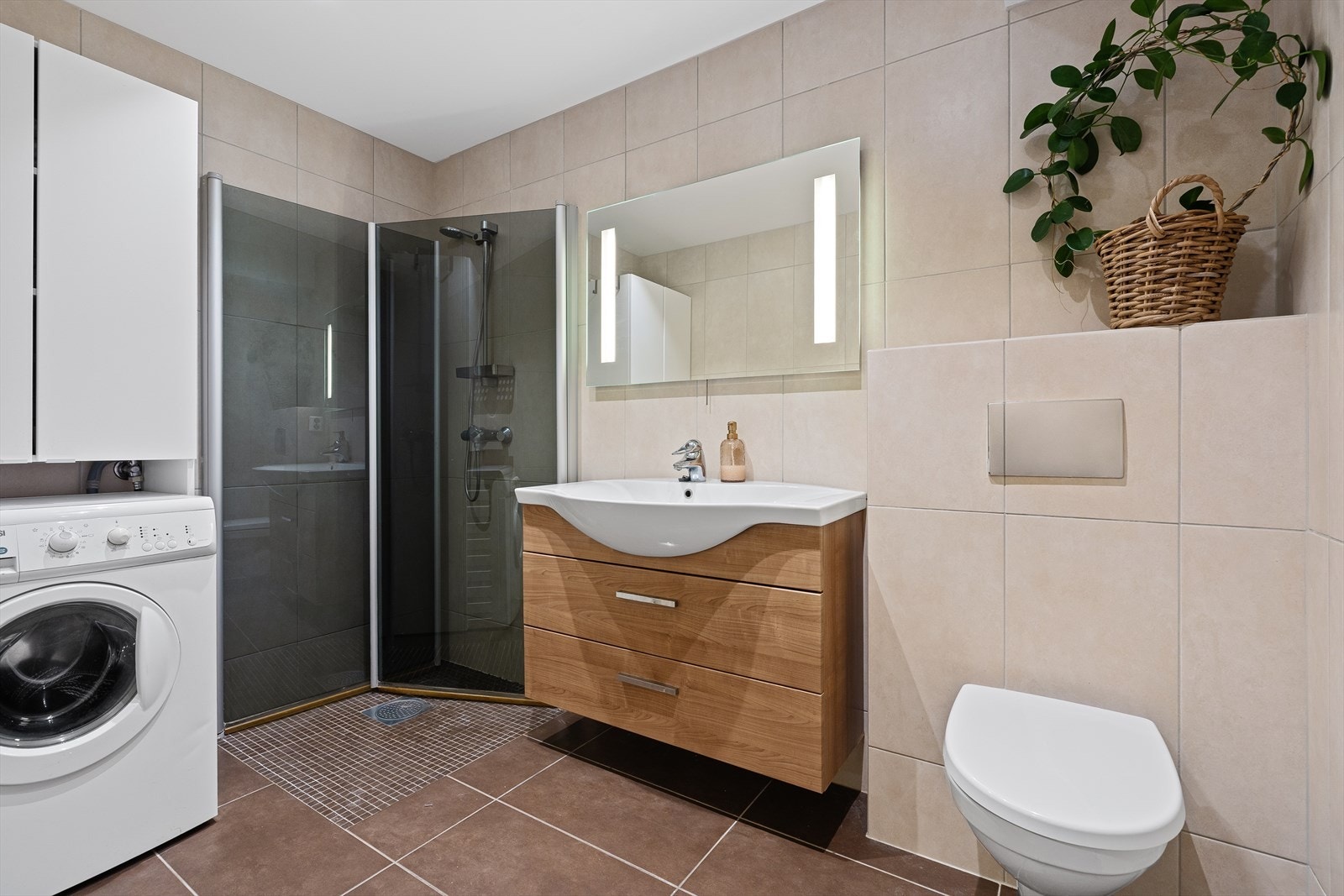 Badet ble pusset opp i ca 2012, utført av fagfolk. Det er helfliset med varmekabler i gulvet. Det inneholder en praktisk dusjnisje med innfellbare dusjdører, vegghengt toalett, baderomsinnredning med speil og belysning over, samt opplegg for vaskemaskin. Galleribilde