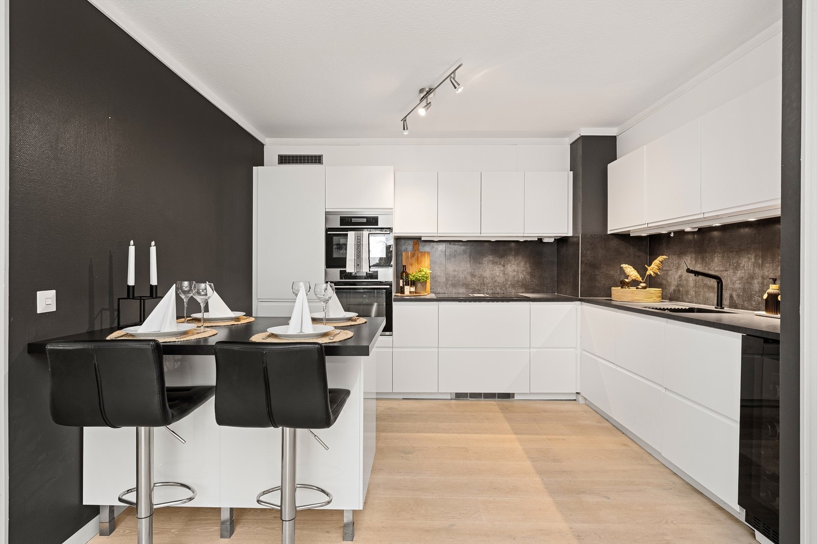 Nåværende eiere har oppgradert leiligheten med både nytt kjøkken og bad i sin eiertid. Forøvrig har overflater som gulv, vegger og tak blitt pusset opp. Galleribilde