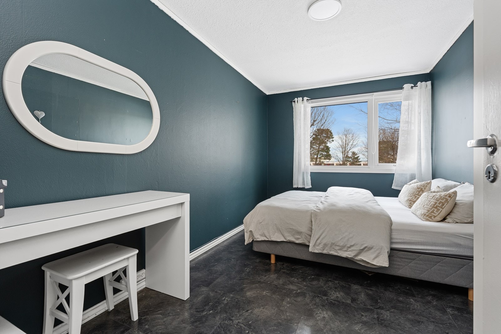 Alle soverommene er av god størrelse hvor det er plass til dobbeltseng og garderobeløsning. Galleribilde