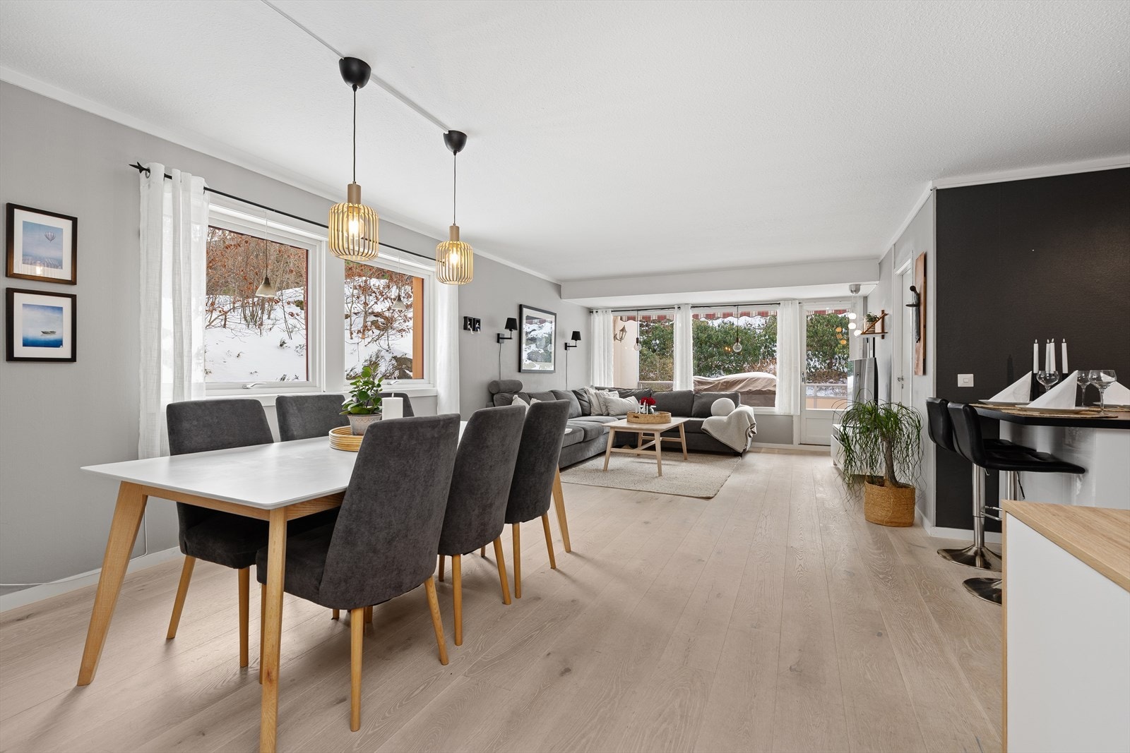 Velkommen til en lekker og svært innbydende stor 4-roms andelsleilighet. Hjørne- og endeleiligheten er presentert av Ina Andersen for Eiendomsmegler Norge. Galleribilde