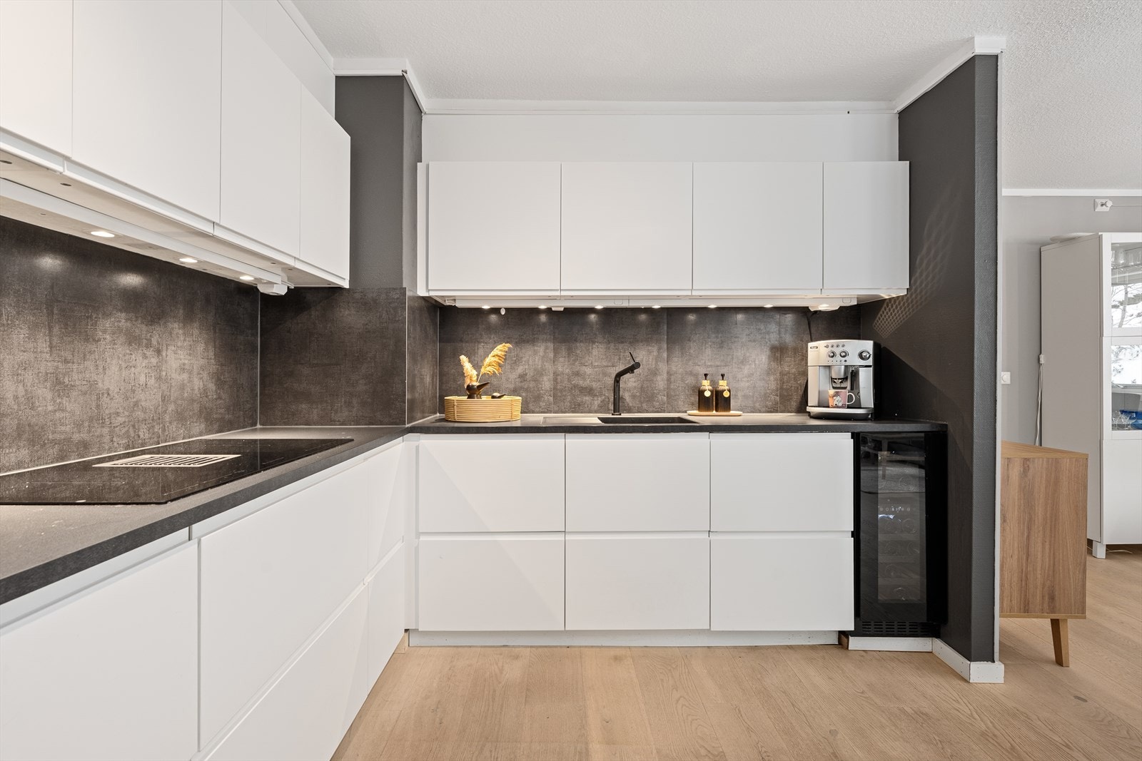 Kjøkkenet var nytt i 2023 og er fra Ikea med integrerte hvitevarer som platetopp, stekeovn, mikrobølgeovn, kjølseskap med frysedel, oppvaskmaskin, samt vinskap. Galleribilde