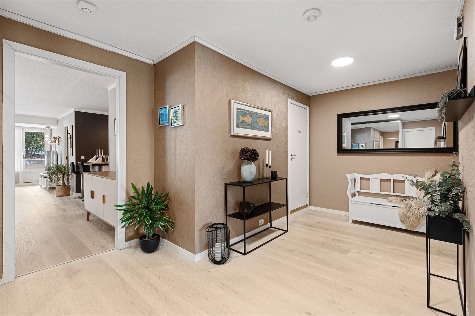 Mellomgangen er også romslig med plass til ekstra oppbevaring om ønskelig. Det er en innvendig bod i leiligheten, samt en ekstern bod i byggets underetg. Galleribilde