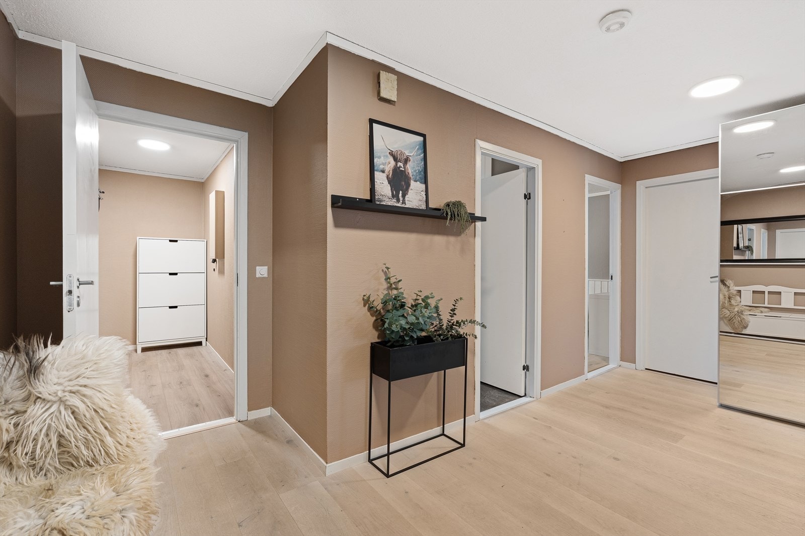 Legg merke til entreen, hvor du har plass til et skoskap og heng til ytterjakker om ønskelig. Videre inn finner du soverom 2 og soverom 3. Galleribilde