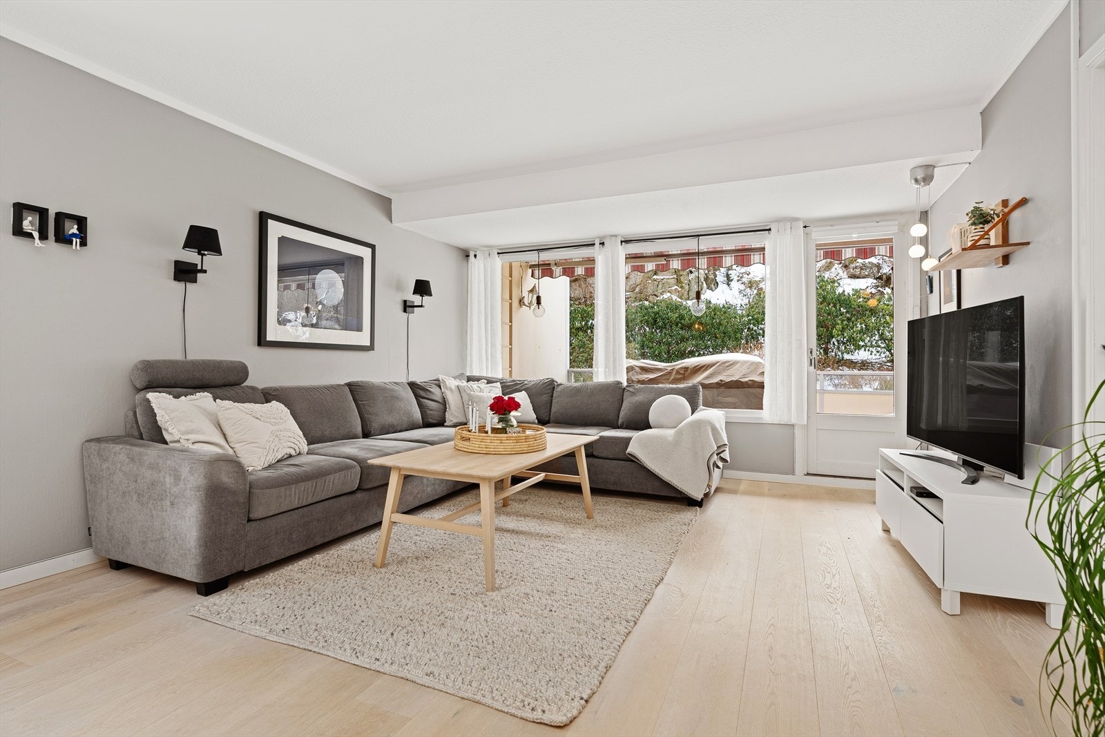 Stuen er av god størrelse hvor det er plass til å være mange. Store vindusflater sørger for rikelig med naturlig dagslys inn. Galleribilde