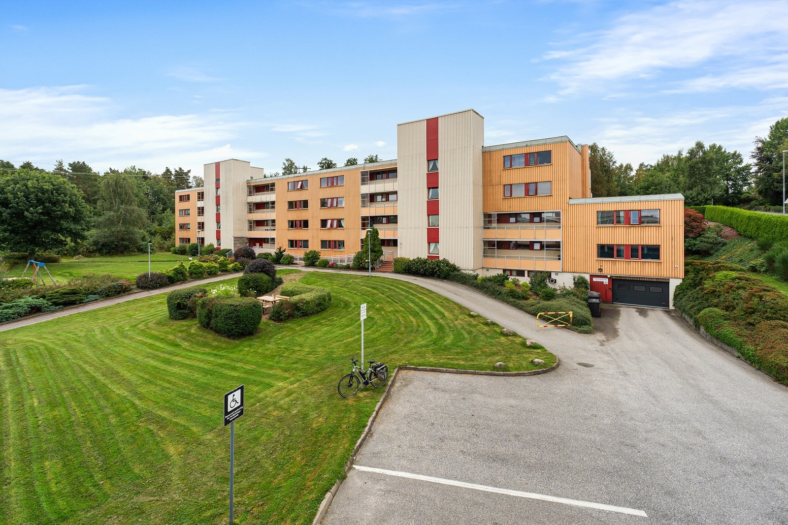 Til høyre i bygget er nedkjørselen til garasjeanlegget hvor det medfølger en parkeringsplass (nr. 155). Galleribilde