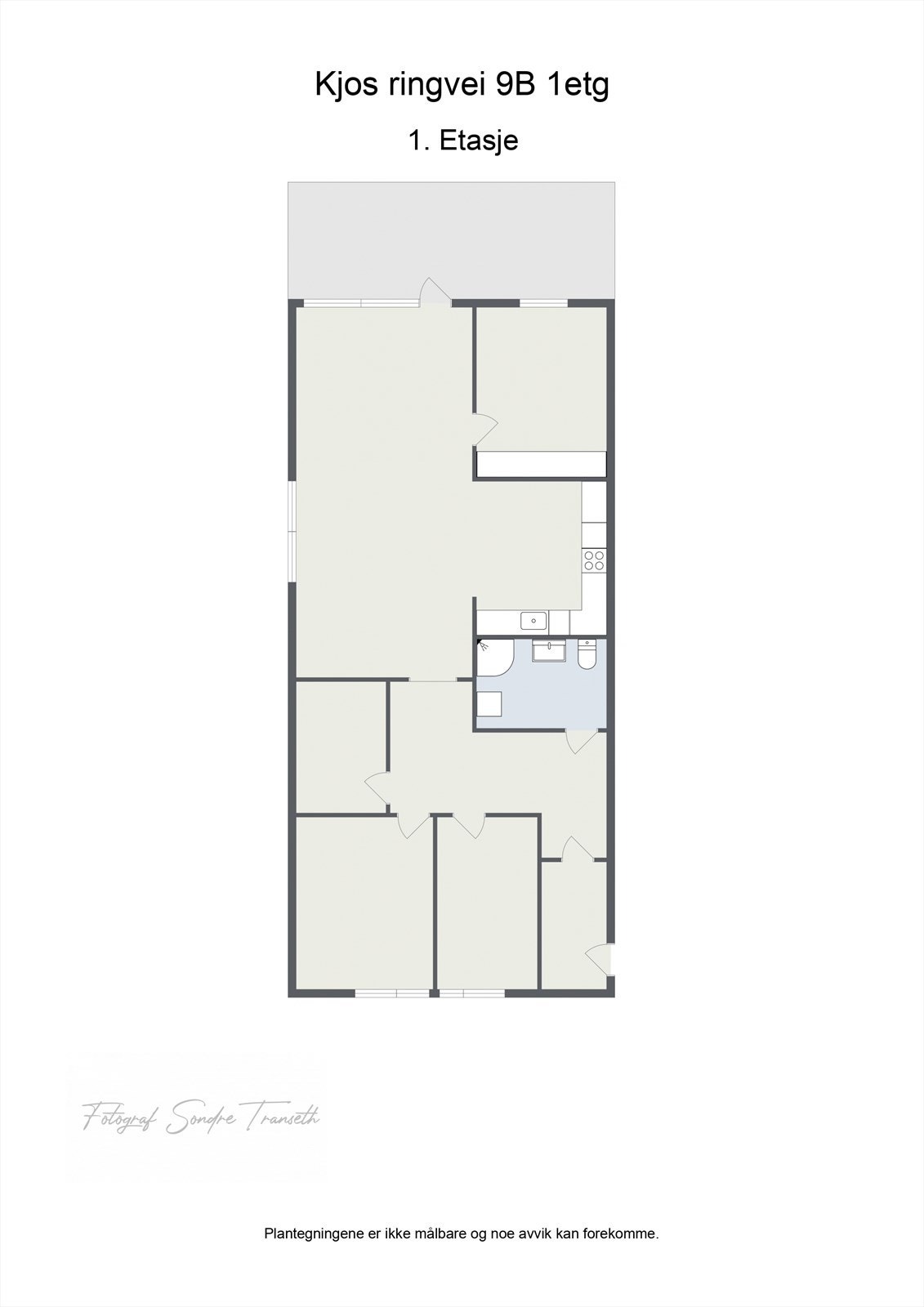 Planløsning 1.etg.: entre, mellomgang, bad/vaskerom, soverom 1, soverom 1, innvendig bod, åpen stue/kjøkkenløsning med tilkomst til balkong, og soverom 3. I tillegg medfølger det en ekstern bod og parkeringsplass i byggets underetg. Galleribilde