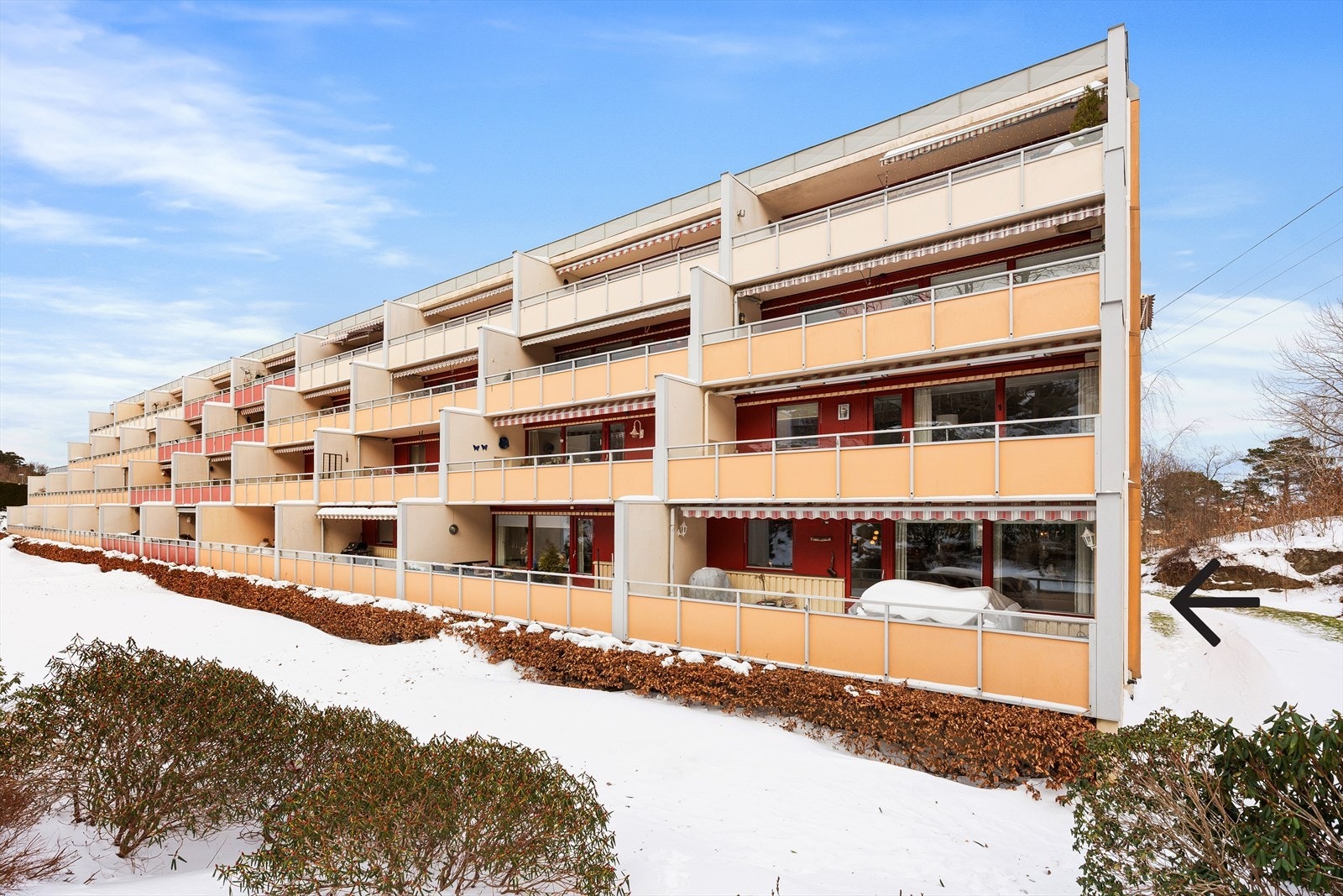 Leiligheten har en ypperlig plassering i en høy 1.etg., helt på enden som gjør at du har litt ekstra rom rundt deg og eget inngangsparti. Galleribilde