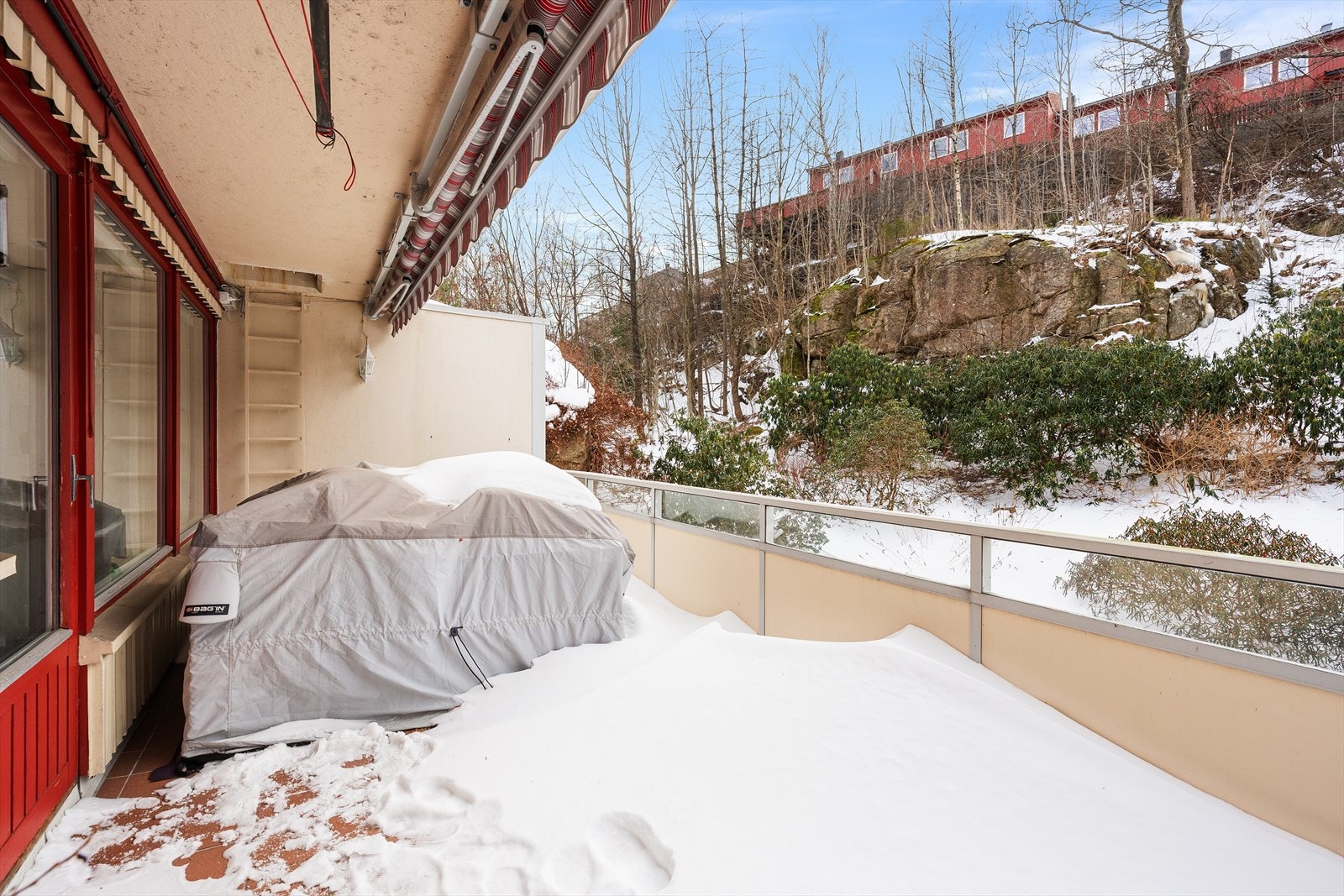 Balkongen er på 18 kvm., hvor du har god plass til en sittegruppe. Her er det solrikt vår- og sommer! Ny motorisert markise på balkongen i 2022. Galleribilde