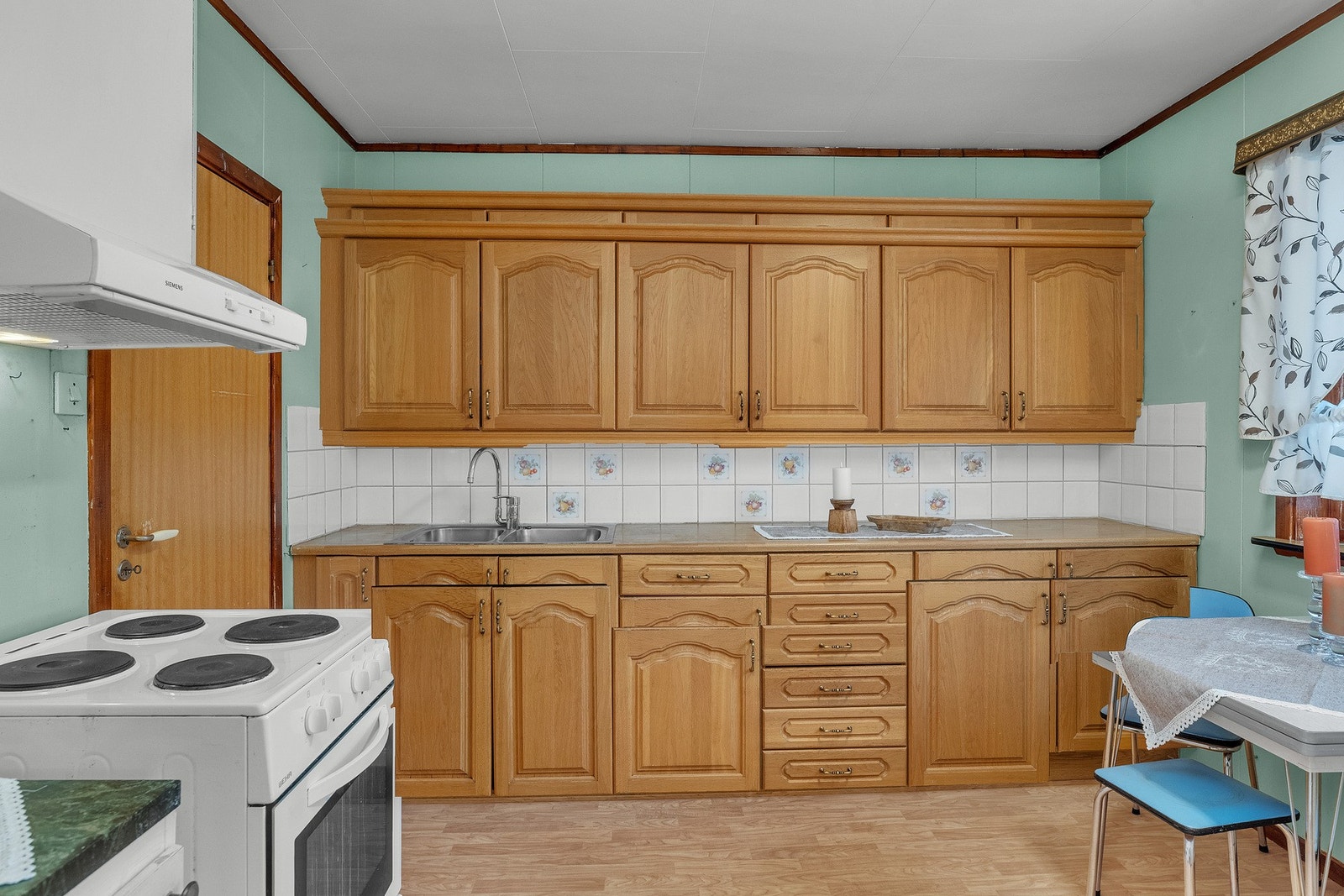 Eldre kjøkken med mye skapplass Galleribilde