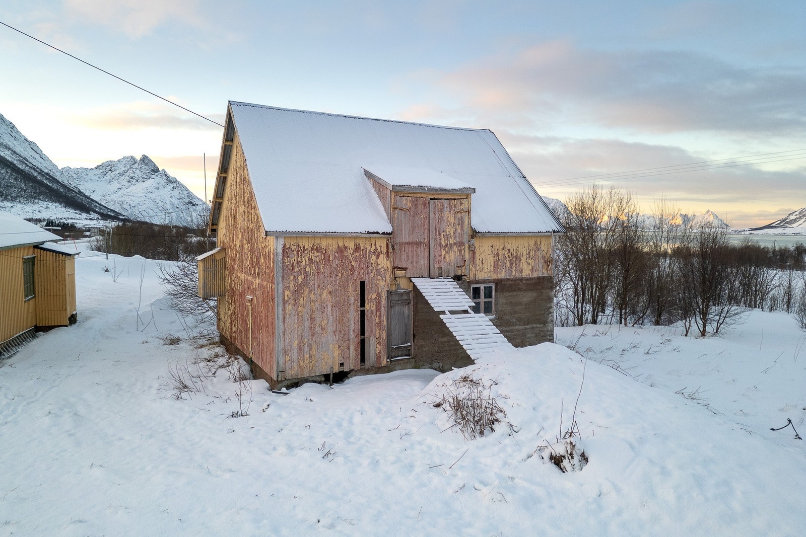 Eldre fjøs med god plass Galleribilde