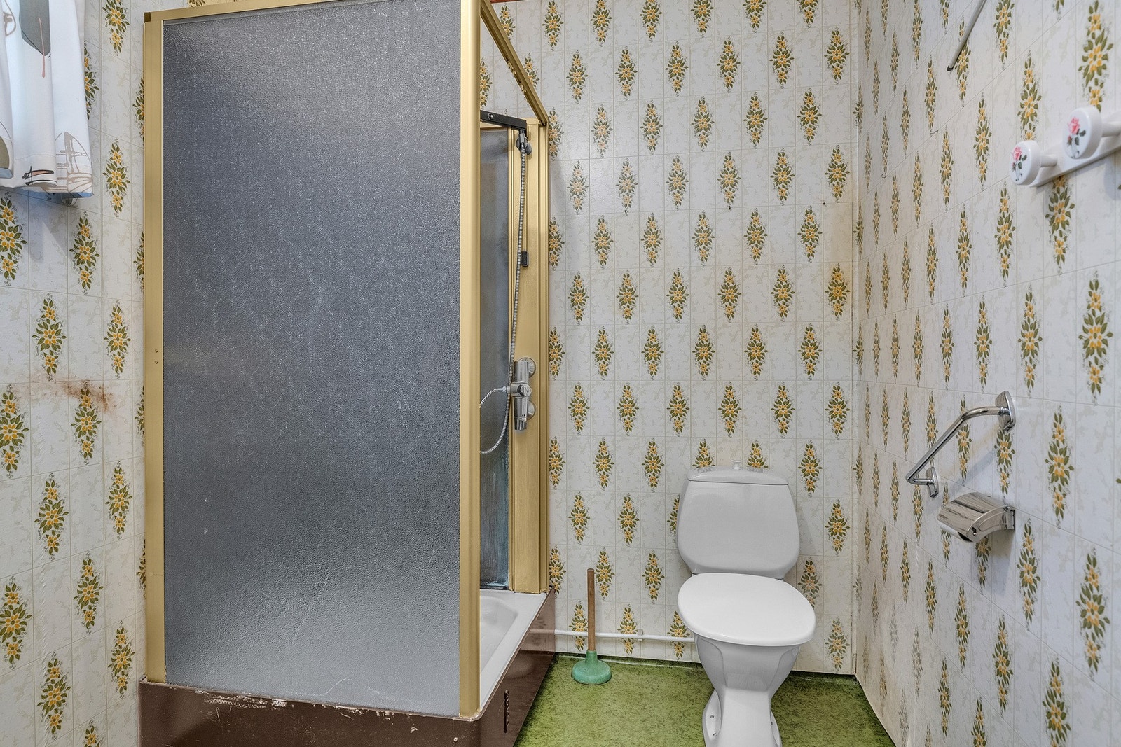 Bad med dusjkabinett og toalett Galleribilde