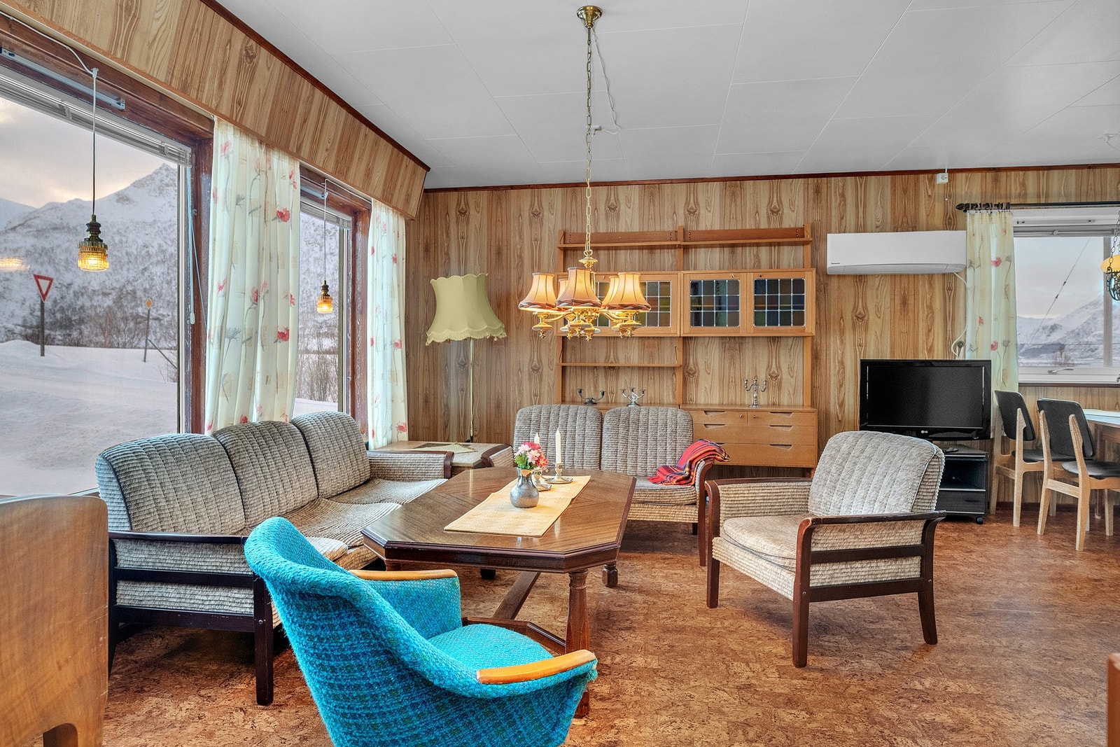 Romslig stue med store vindusflater Galleribilde