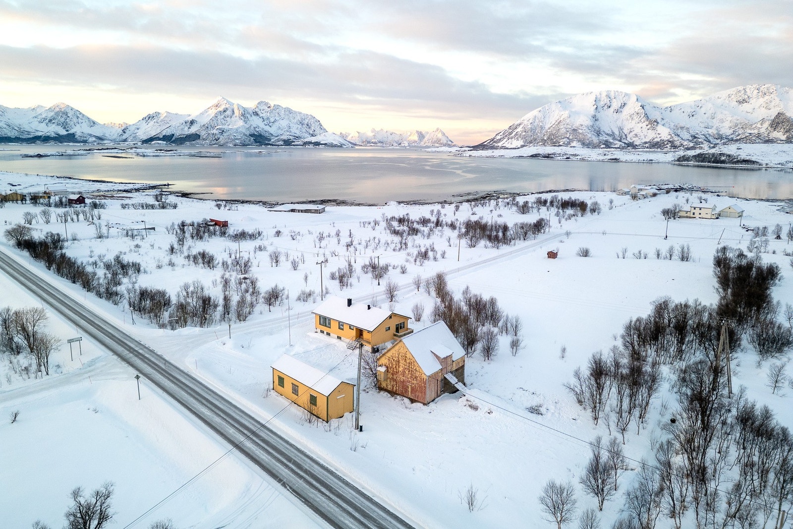 En eldre enebolig på Oppmyre med uthus, fjøs og 122dekar tomt. Galleribilde