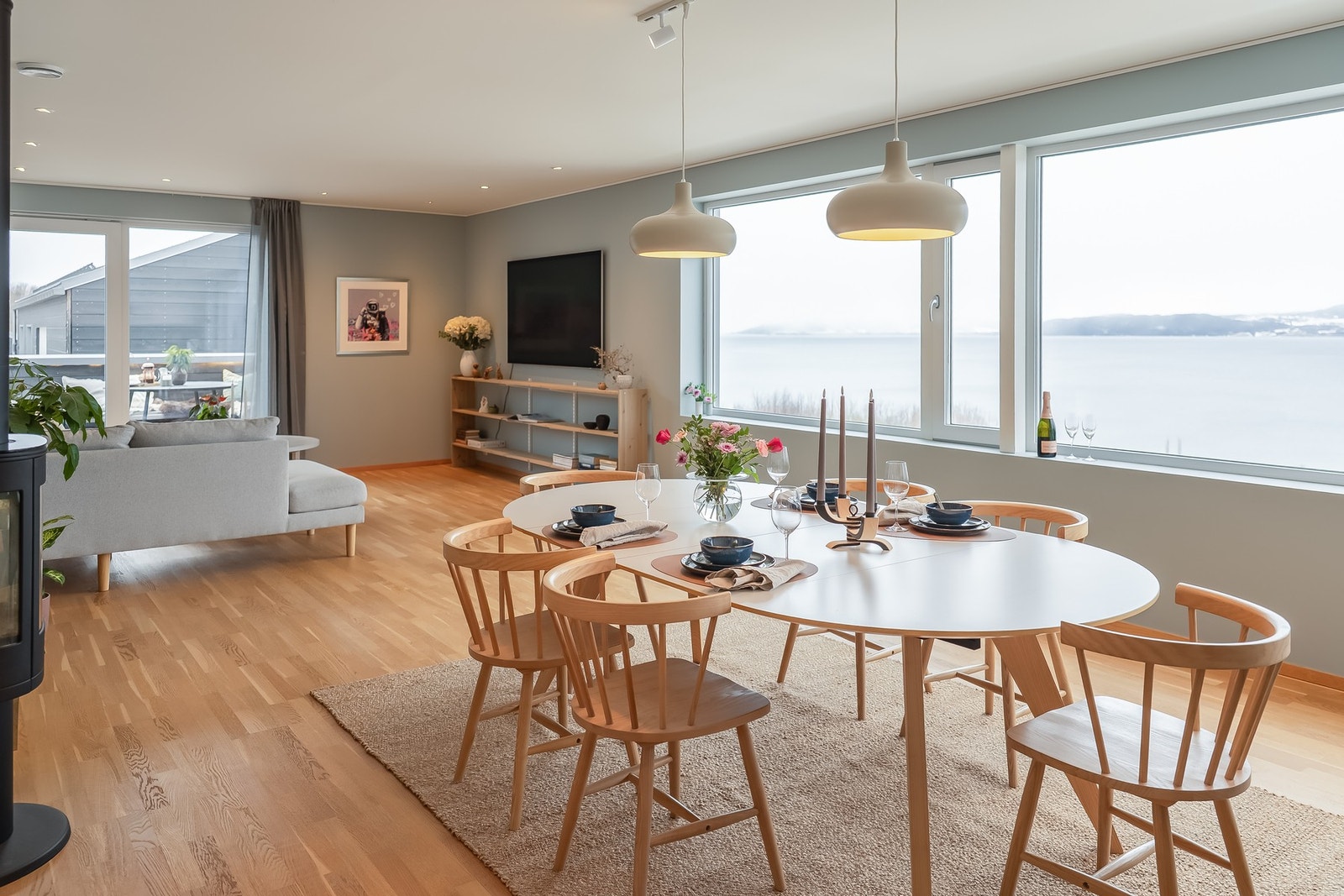 Boligen strekker seg over romslige 226 kvm. og har egen utleiedel med månedlig leieinntekt på kr. 10.400,- mnd. Galleribilde