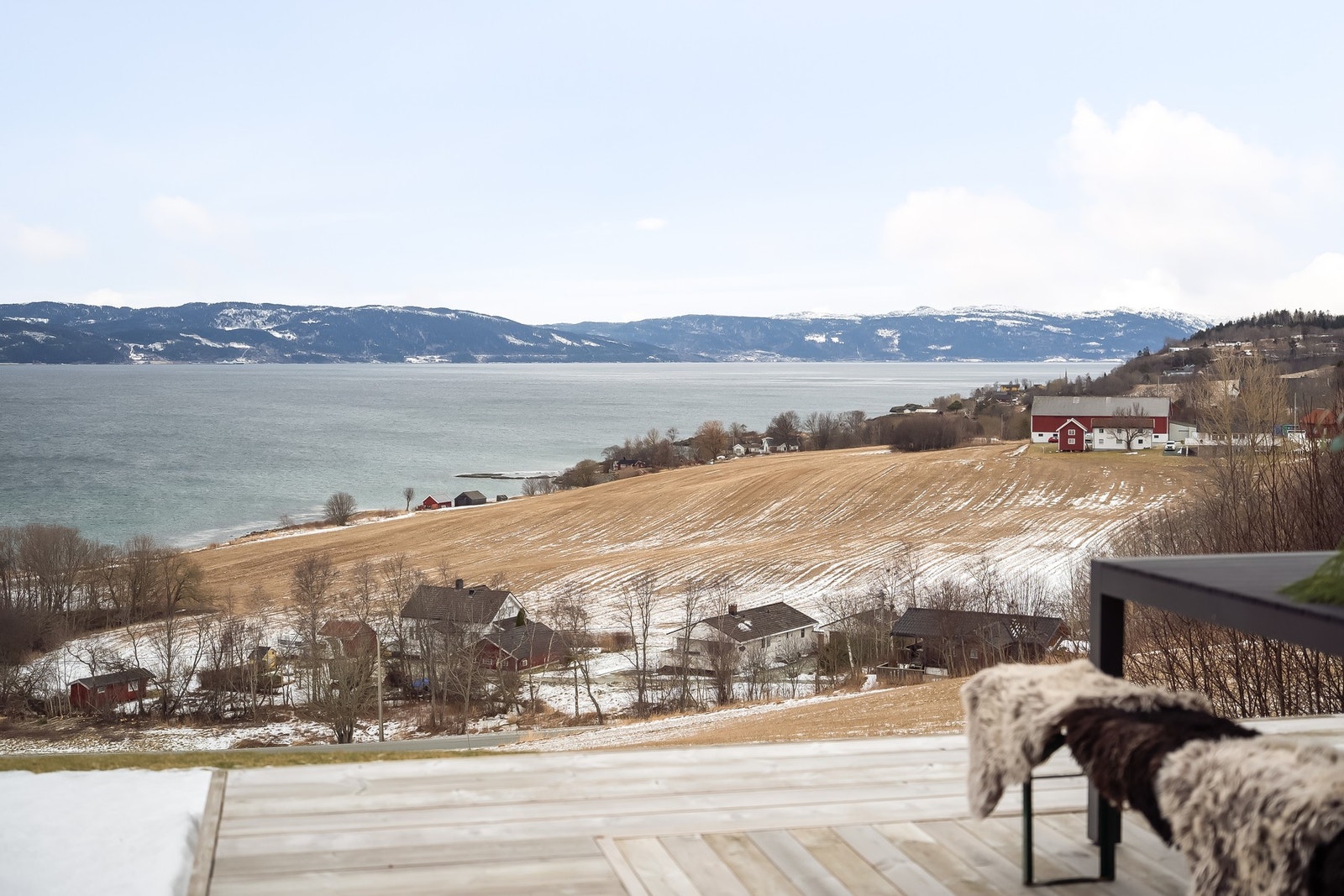 Upåklagelig utsikt over Trondheimsfjorden og landlige, rolige omgivelser. Galleribilde