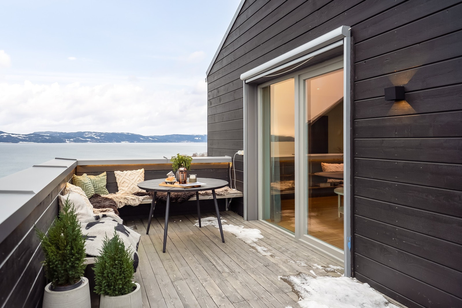Herlig terrasse hvor man får fjordutsikt og sol fra ettermiddagen og utover kvelden. Galleribilde