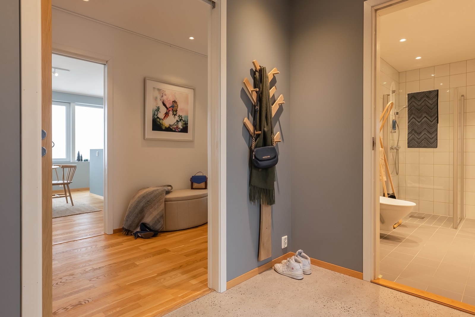 Innbydende, flislagt inngangsparti med gulvvarme. Gjennomlys mellom stue og inngangsparti gir en lys atmosfære og sørger for at man blir tatt imot av den fantastiske fjordutsikten. Galleribilde