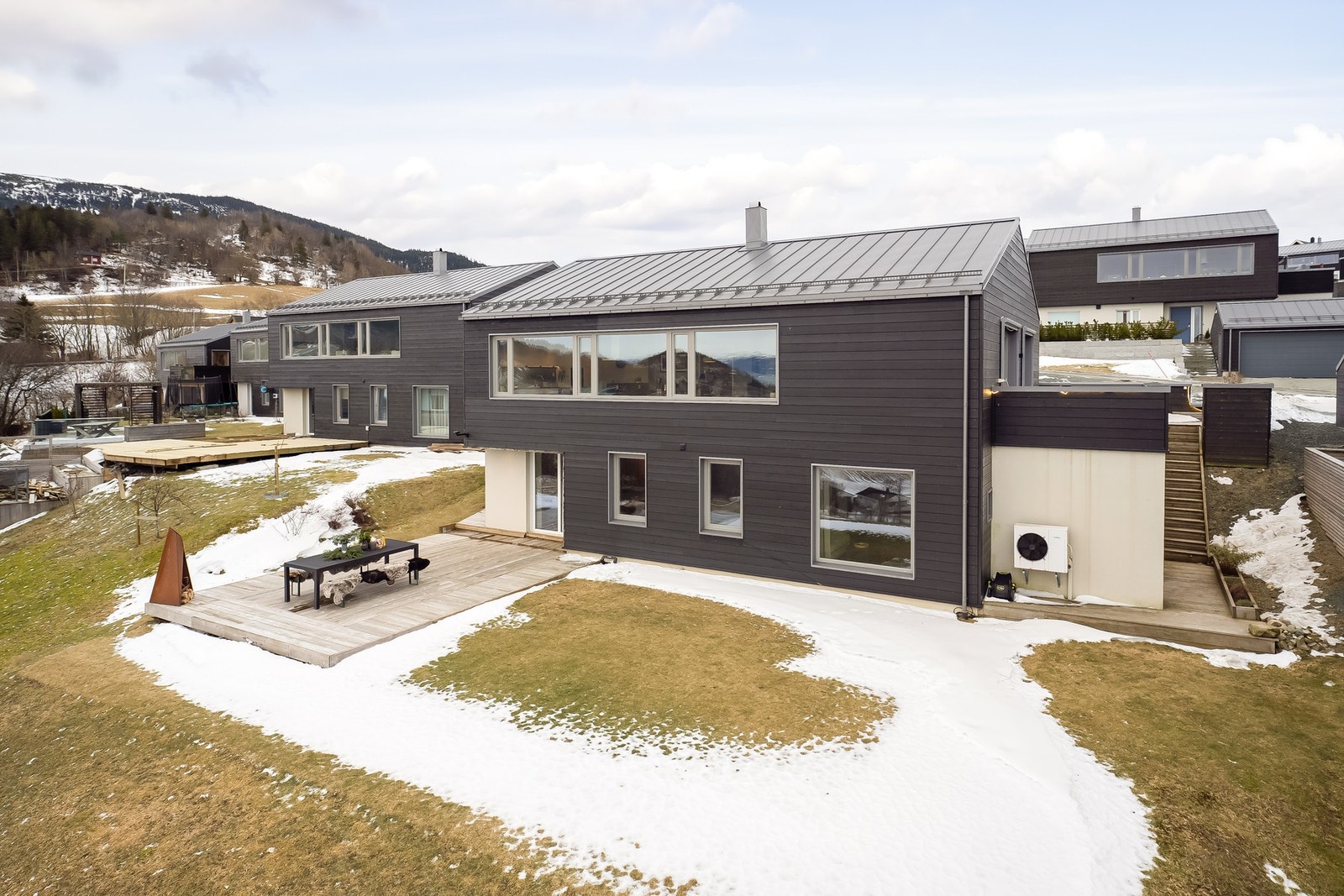 Boligen ble ferdigstilt i 2014 og holder en følgelig tiltalende og moderne standard. Galleribilde