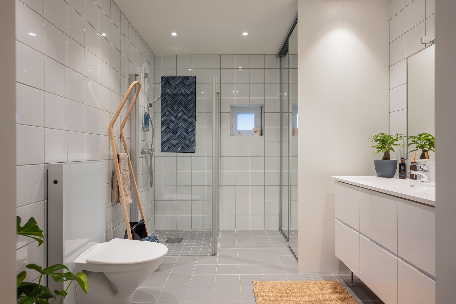 Stort, heltfliset bad på 7,5 kvm. ved inngangspartiet. Galleribilde