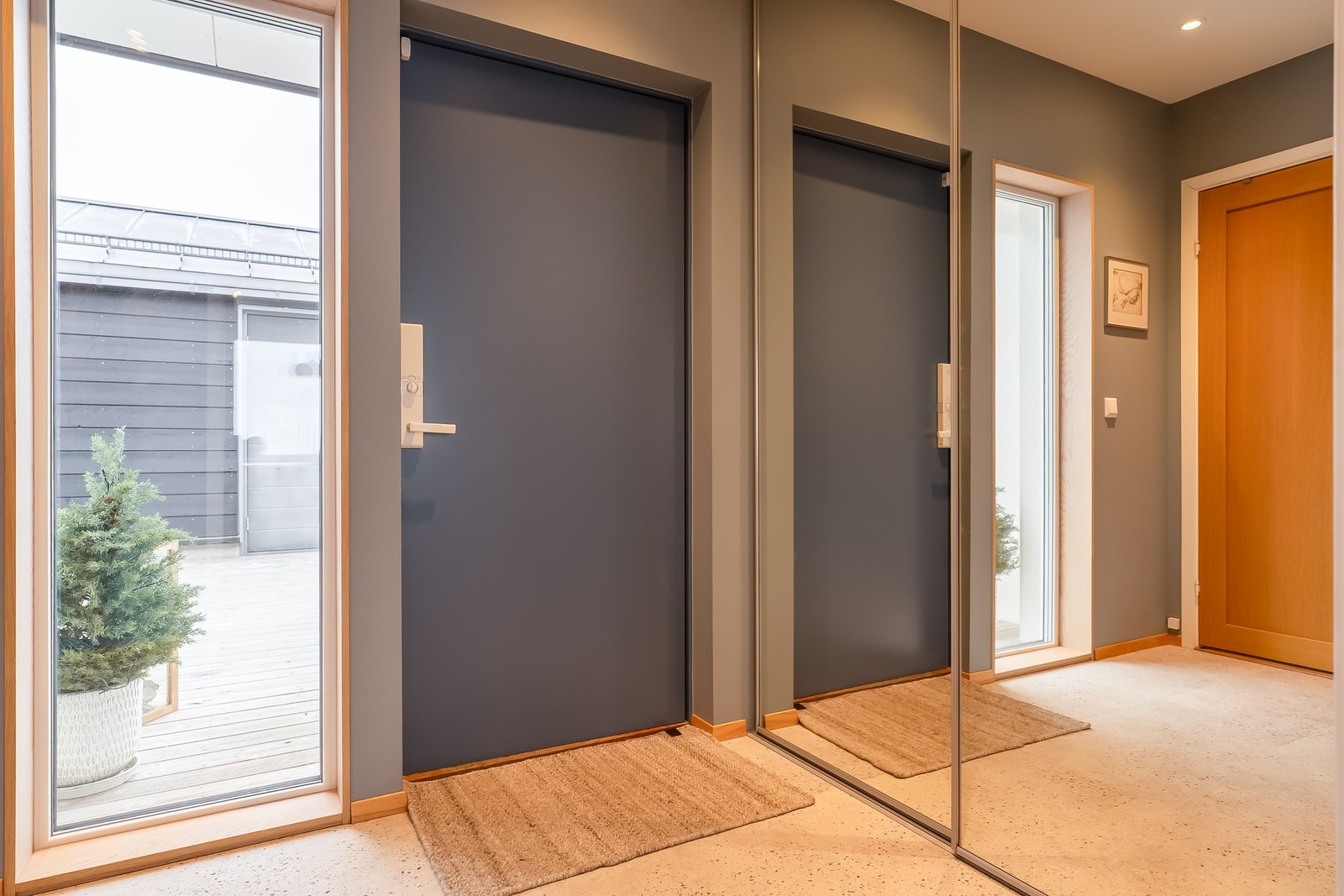 I entreen har man romslig skyvdørsgarderobe med speilfronter. Galleribilde