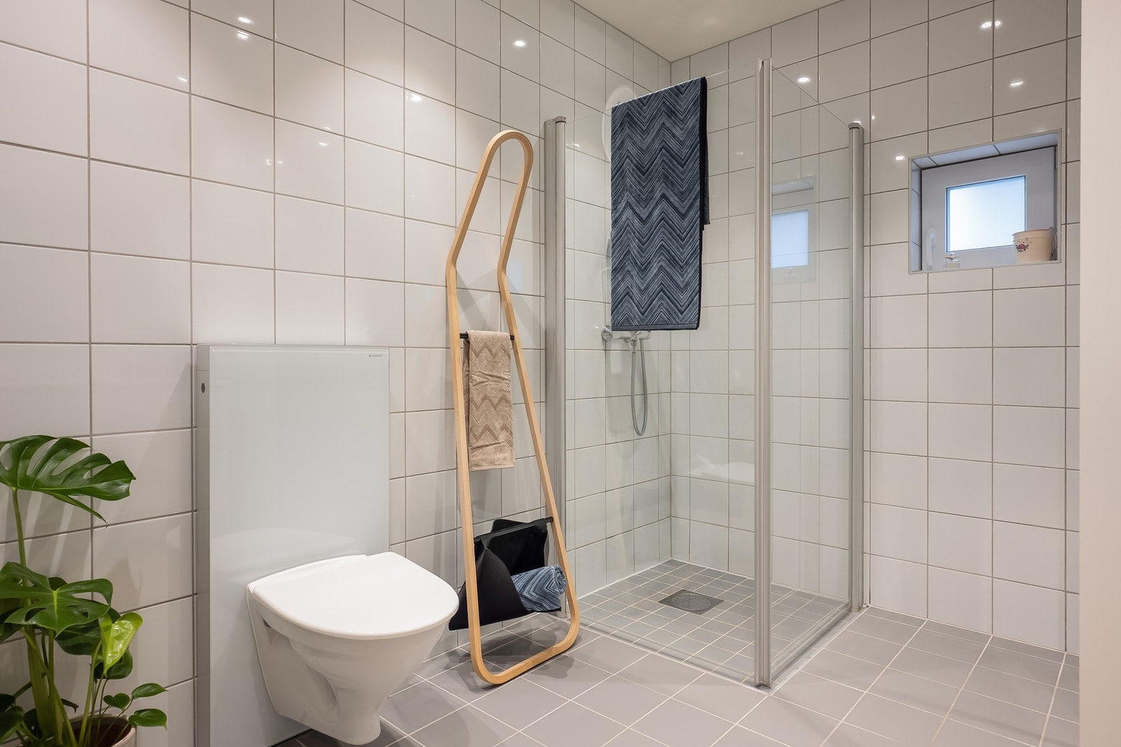 Badet har behagelig gulvvarme og har fått tildelt overordnet TG1 iht. takstrapport., og TG0 på fuktsøk. Galleribilde