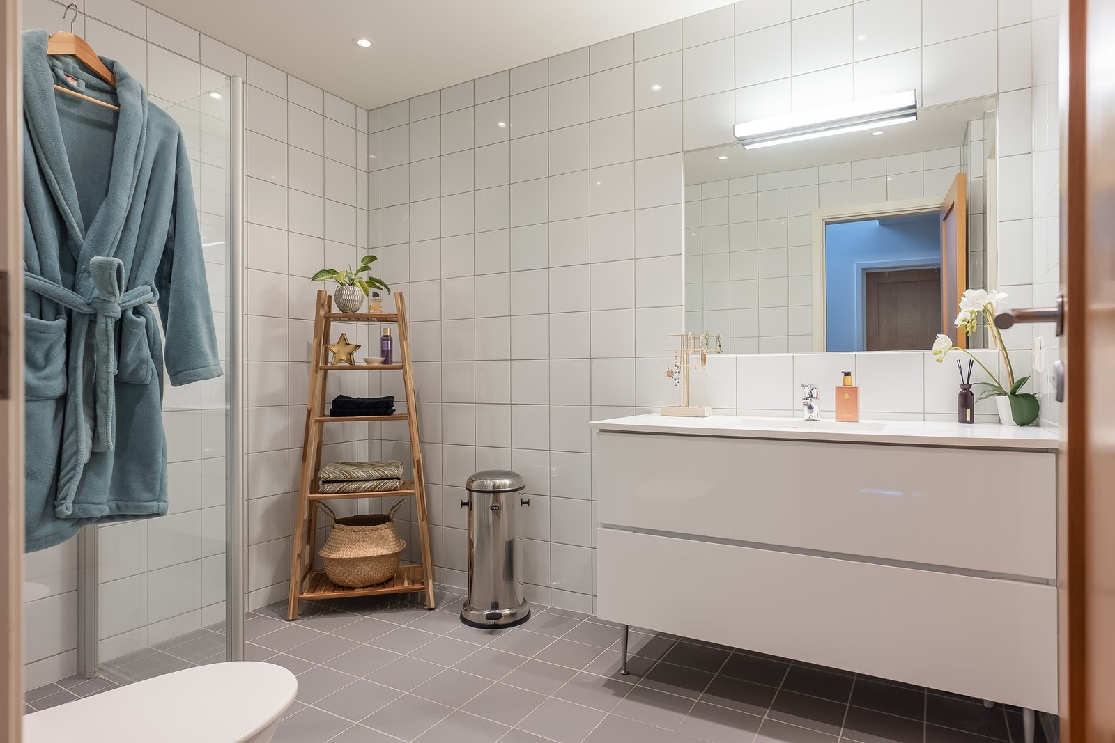 Badet er på hele 6,5 kvm. og er som badet oppe helfliset og har behagelig varme i gulv. Galleribilde