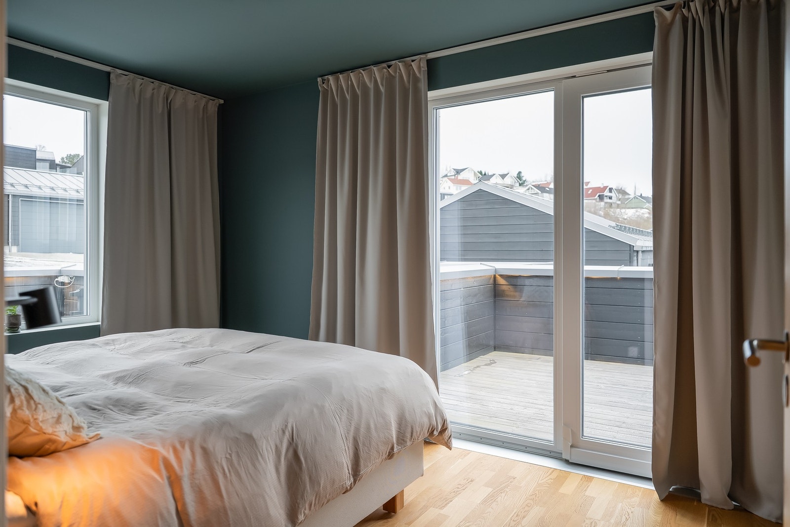 Fra soverommet har man utgang til terrasse med fantastisk utsikt mot fjorden og sol fra tidlig ettermiddag til kveld. Galleribilde