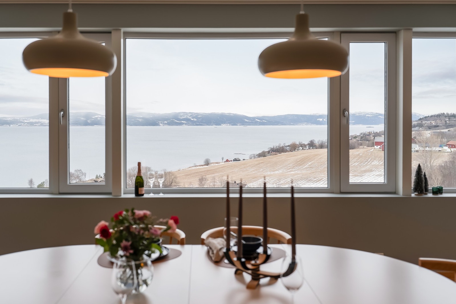 Nydelig enebolig på Rye med fenomenale sol-og utsiktsforhold. Galleribilde