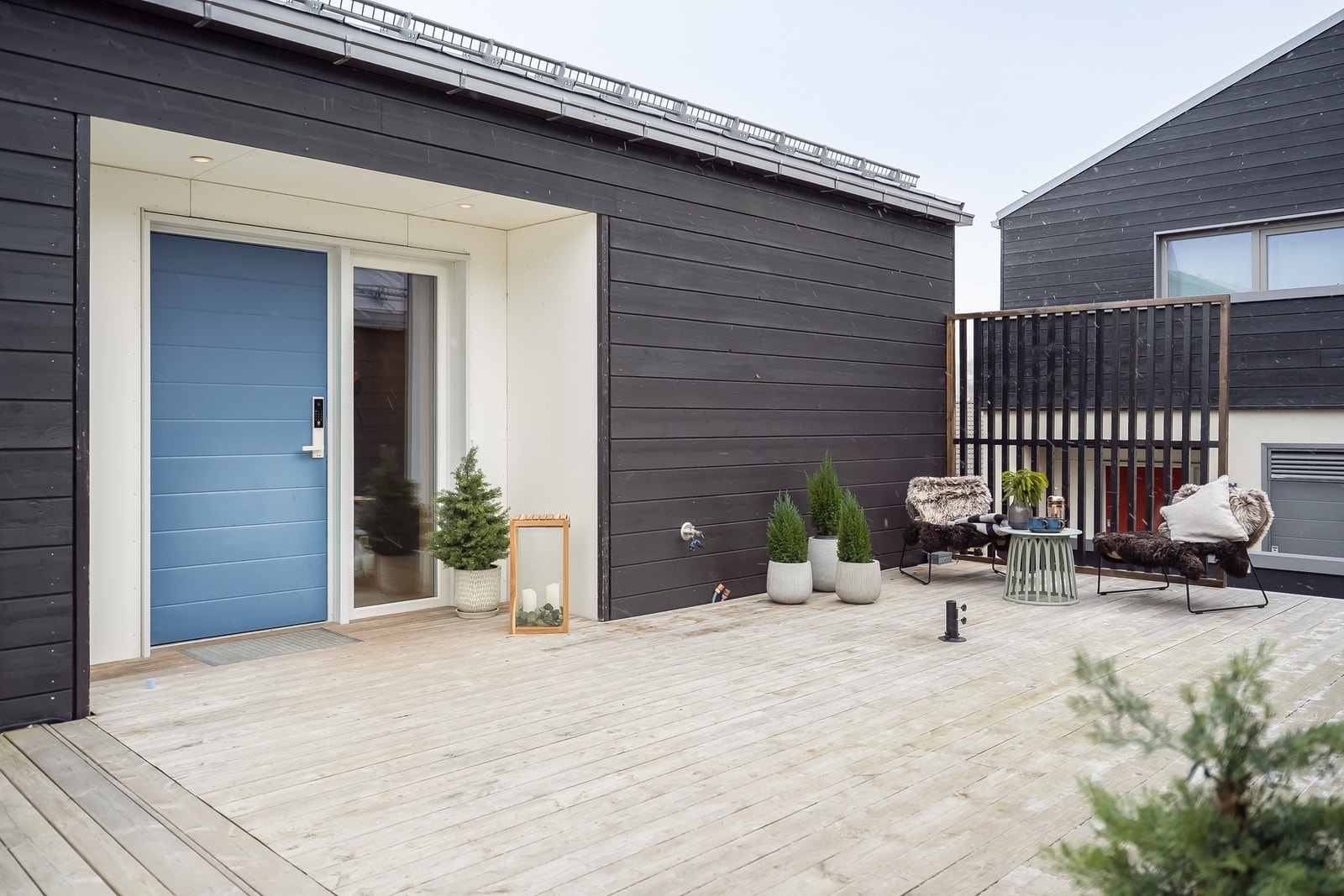 Stor terrasse og uteplass ved inngangspartiet hvor man har sol store deler av dagen. Galleribilde