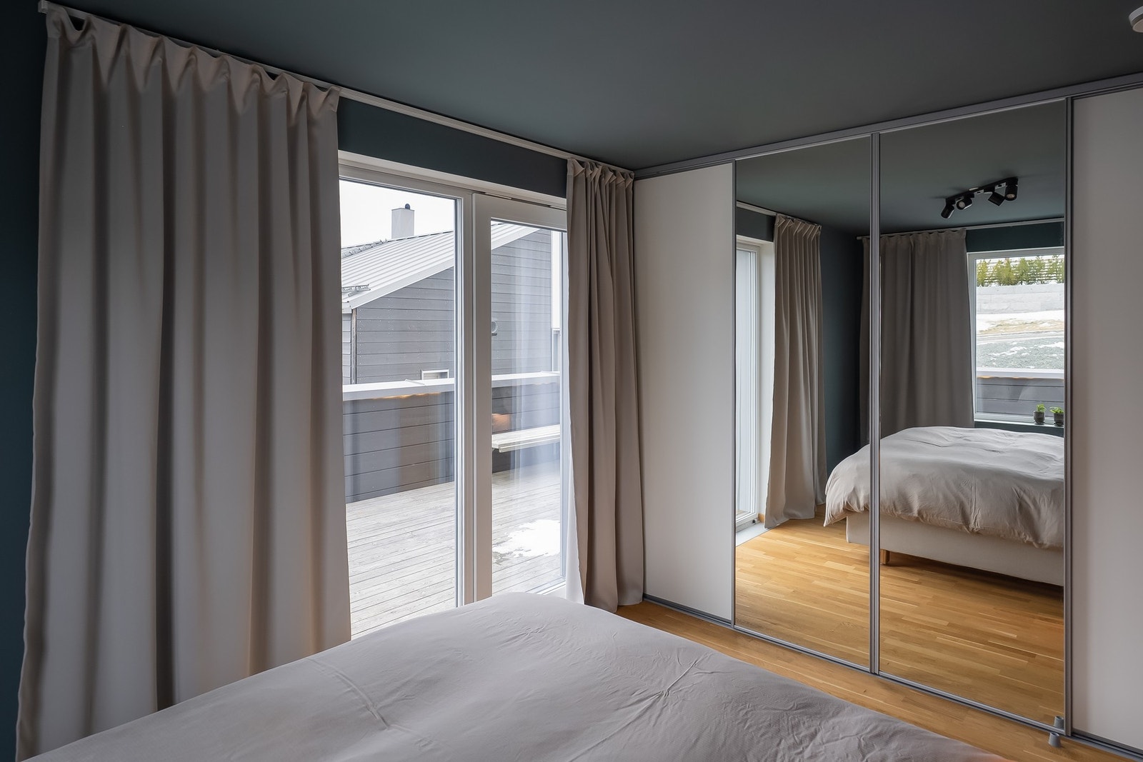 Hovedsoveormmet er på hele 13 kvm. og har stor skyvdørsgarderobe med speilfronter Galleribilde