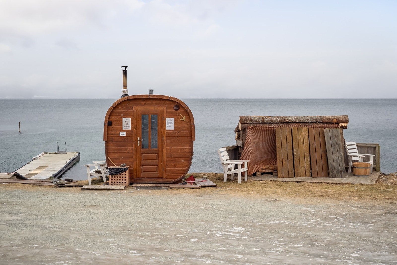 Like ved eiendommen er det sandstrand og badstu man kan benytte seg av. Galleribilde