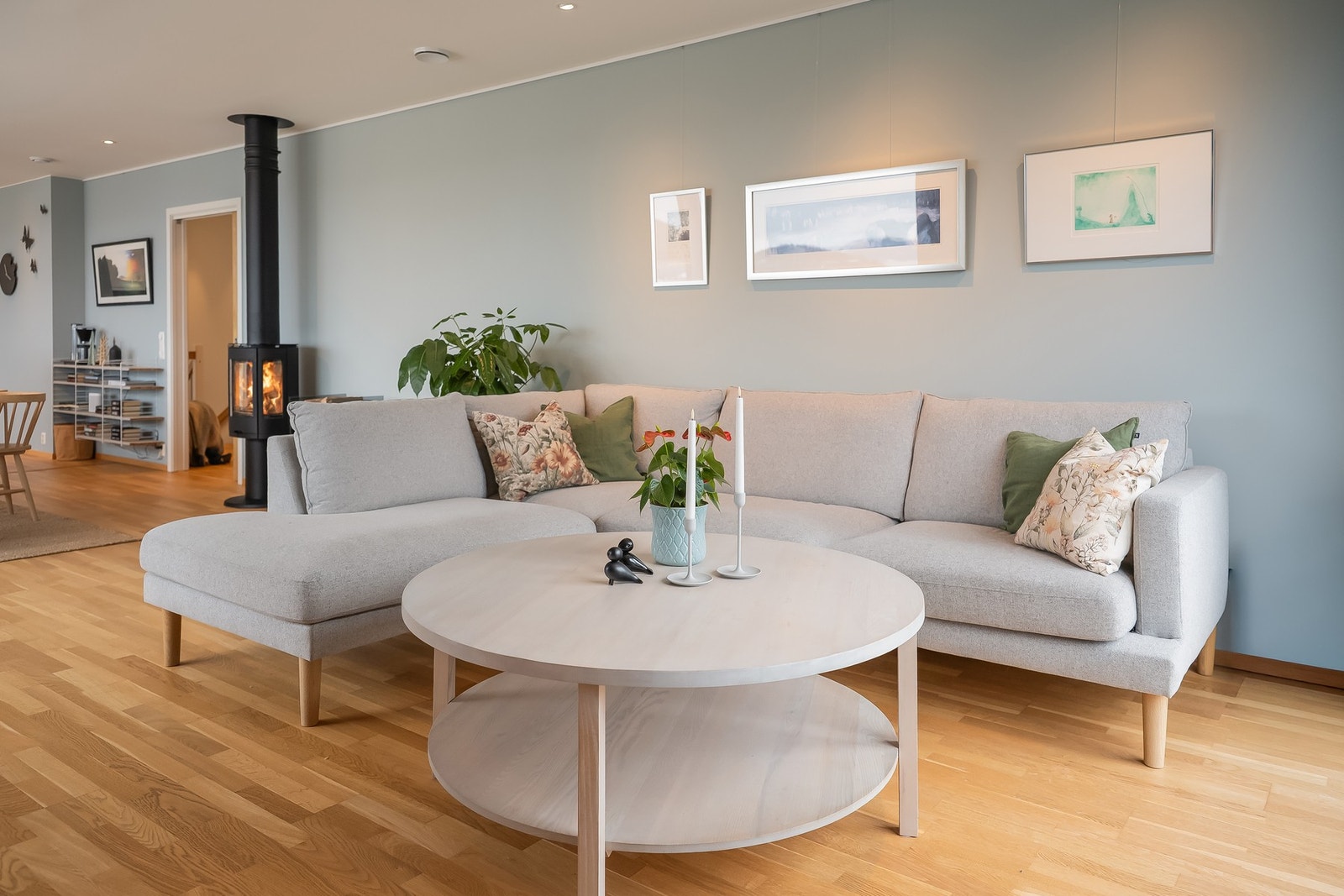 Sofaseksjonen finner sin naturlige plass ved utgang til terrassen med plass til romslig møblement. Galleribilde