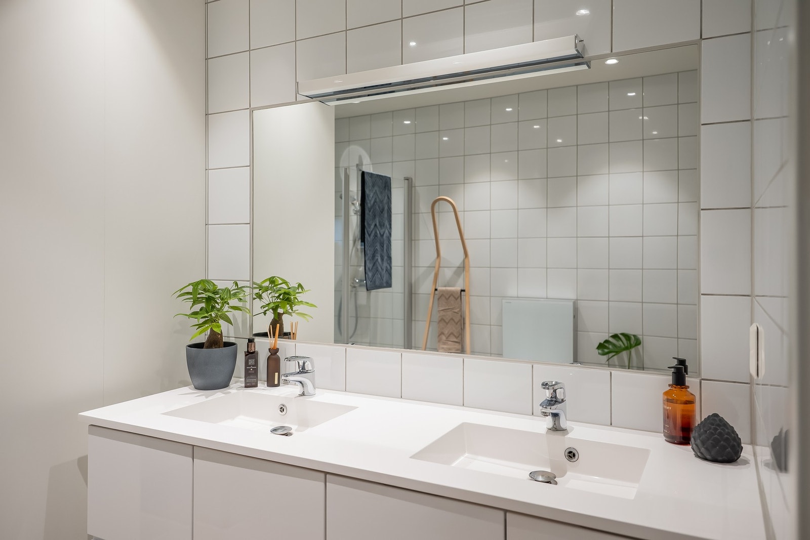 Dobbelservant og romslig innredning. Galleribilde