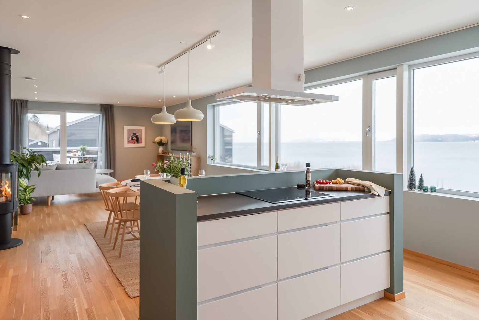 Stue og kjøkken ligger i åpen løsning på hele 55 kvm. som gjør det enkelt og naturlig å dele opp i definerte soner. Galleribilde