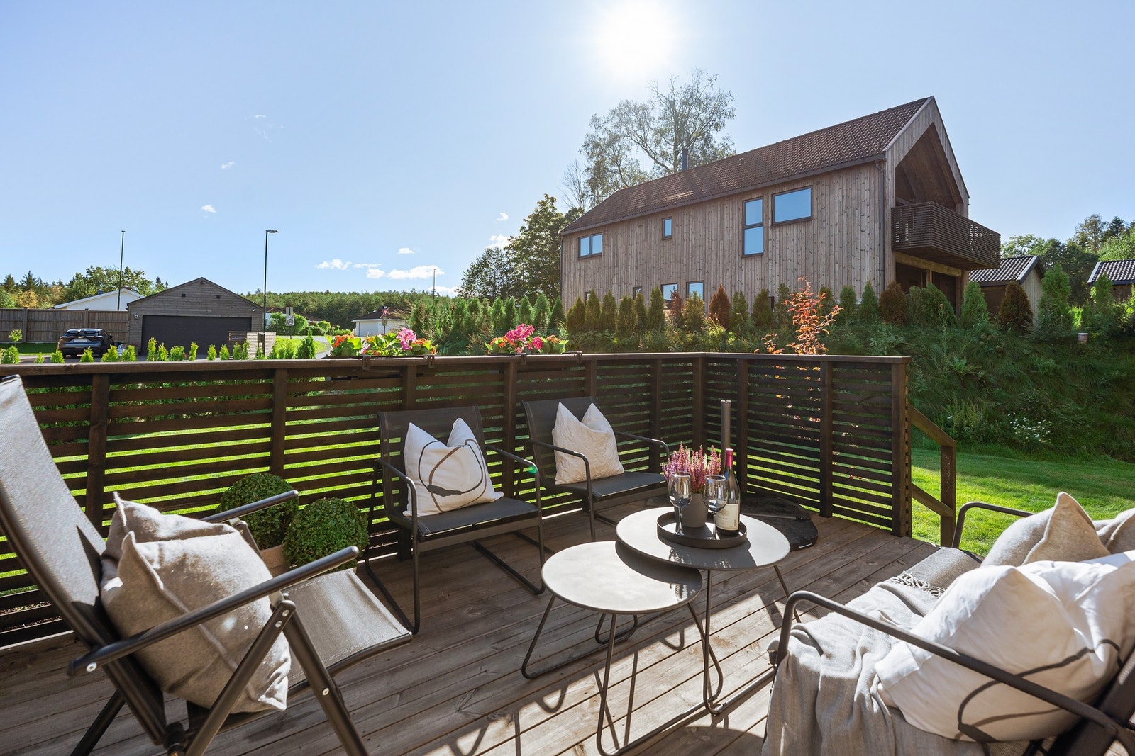 Dette blir en flott utvidelse av stuen i sommerhalvåret! Galleribilde