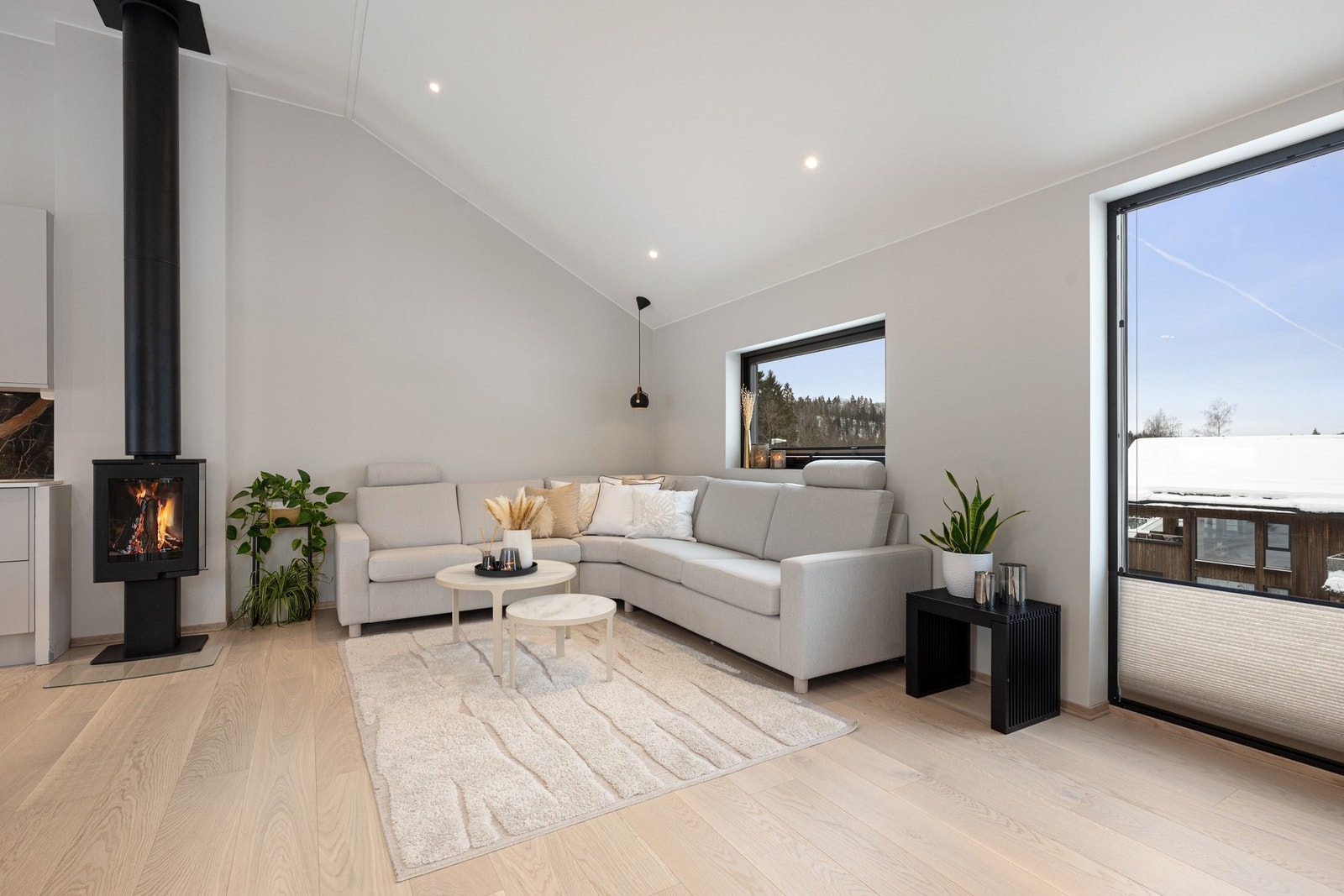 Peisovnen har en sentral plassering i rommet, noe som gjør den mer effektiv. Galleribilde