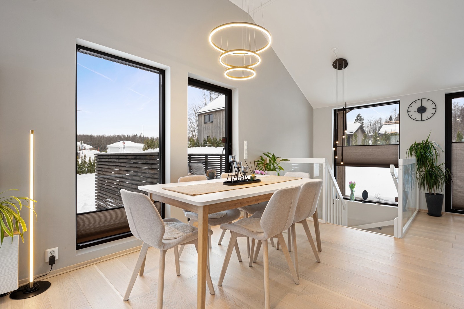 Fra stuen er det utgang til balkongen og terrassen. Galleribilde