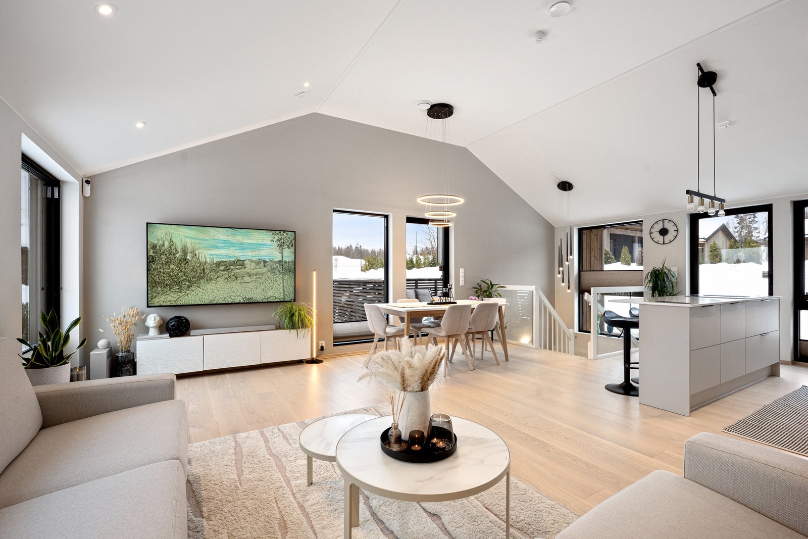 Stuen fremstår som lys og luftig med store vindusflater og generøs takhøyde på 3,33 meter. Galleribilde