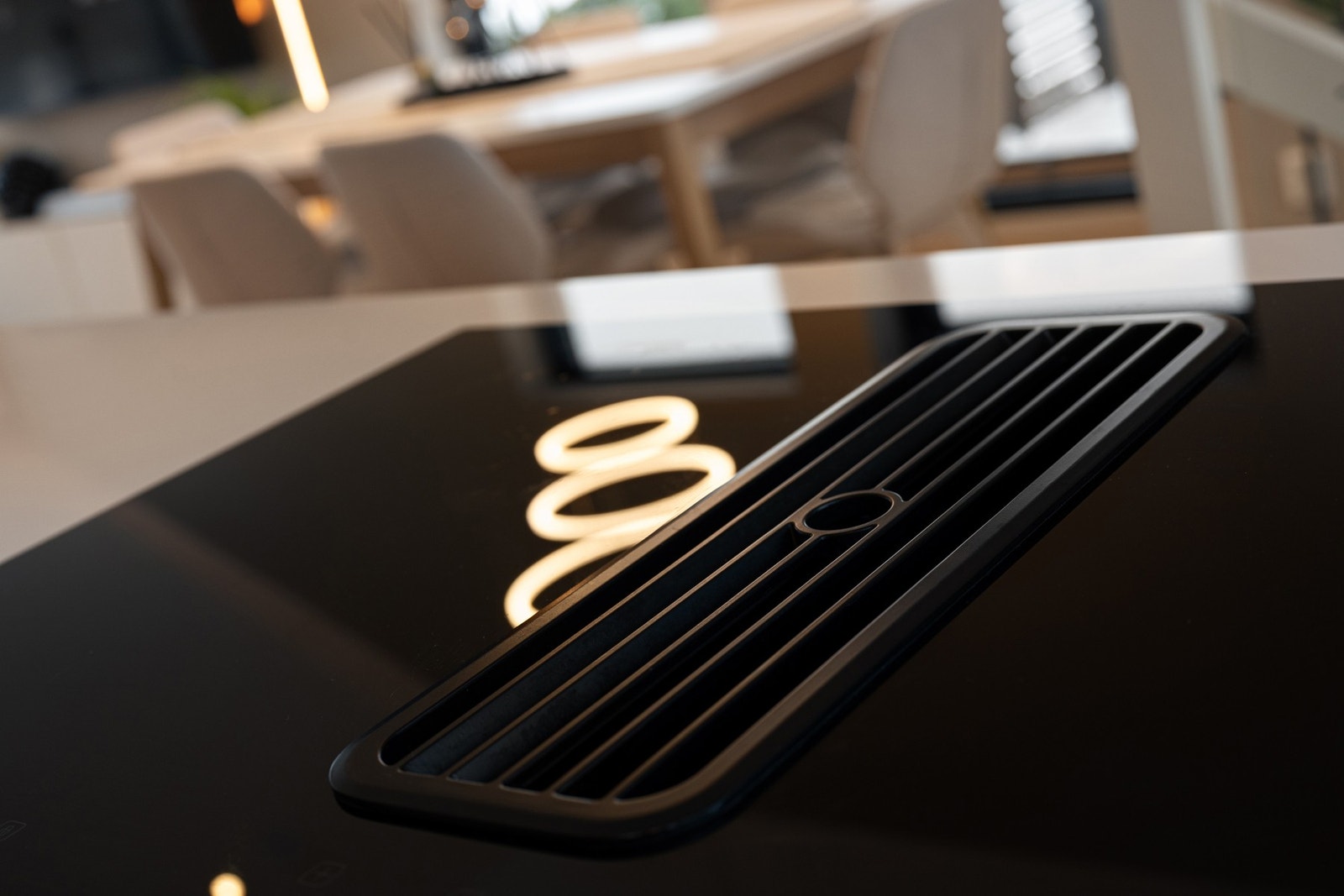 Det er integrert ventilator i kjøkkenøya. Galleribilde