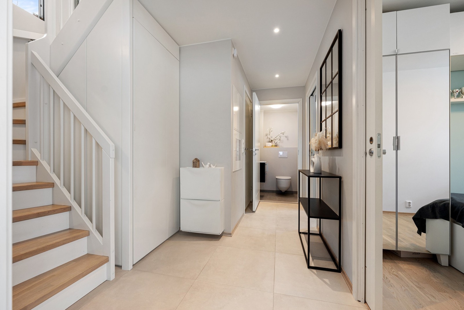 Entreen/gangen er flislagt, og det er gulvvarme i alle rom i 1. etasje. Galleribilde