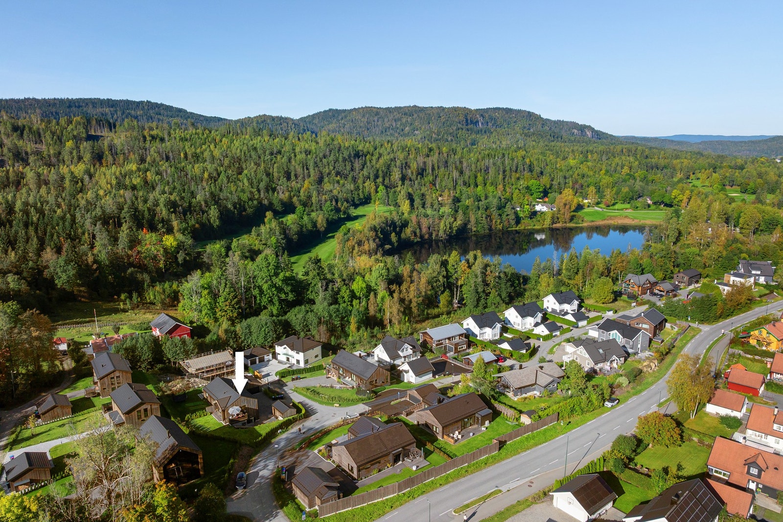 Fra eiendommen er det kort gange til badevann, golfbane og bussholdeplass. Galleribilde