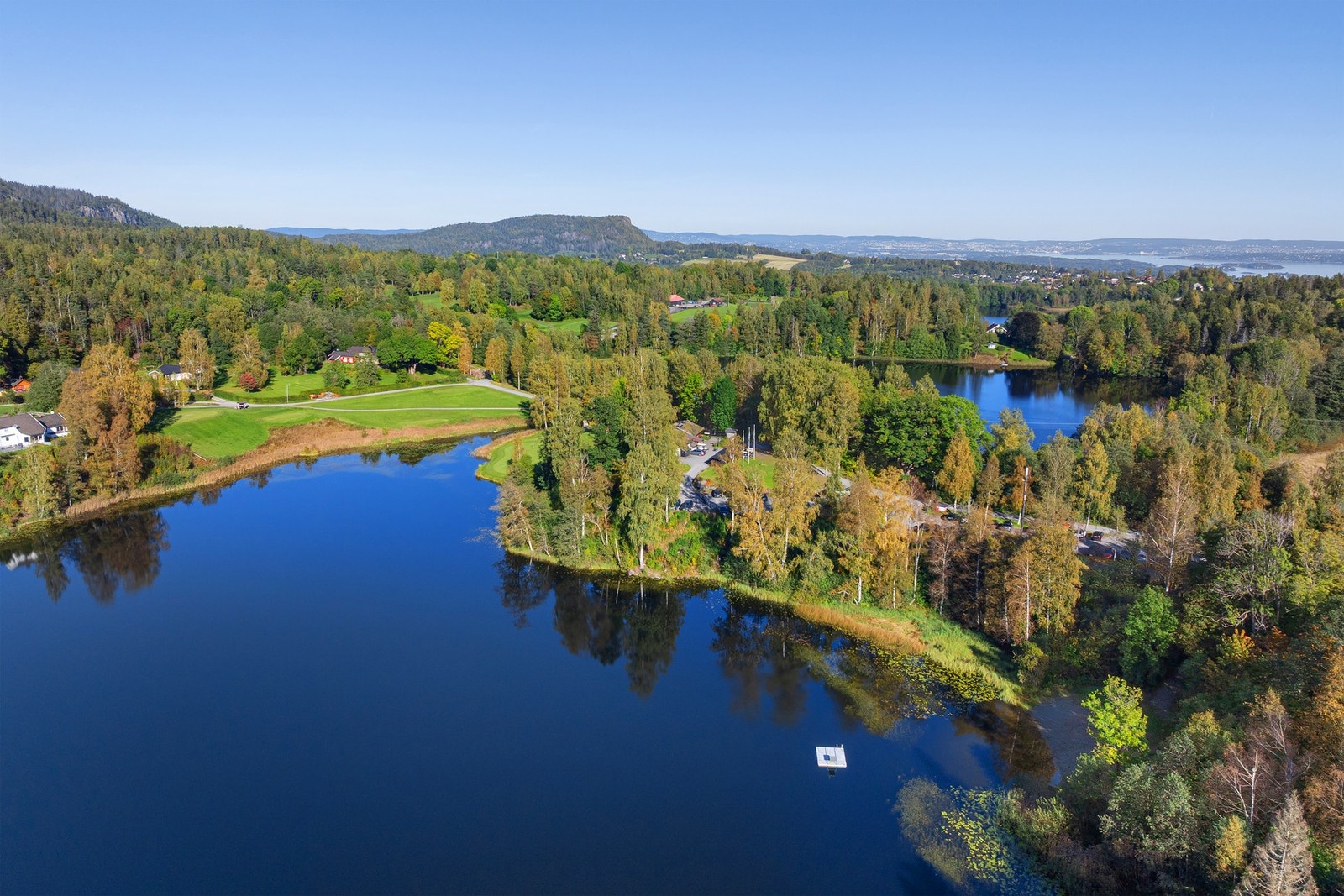 Badevann med strand og flytebrygge kun 300 meter fra boligen. Galleribilde