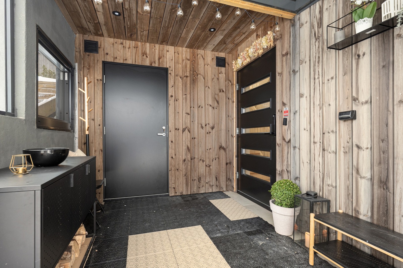 Ved siden av inngangsdøren er det tilgang til en bod på ca. 5m². Galleribilde