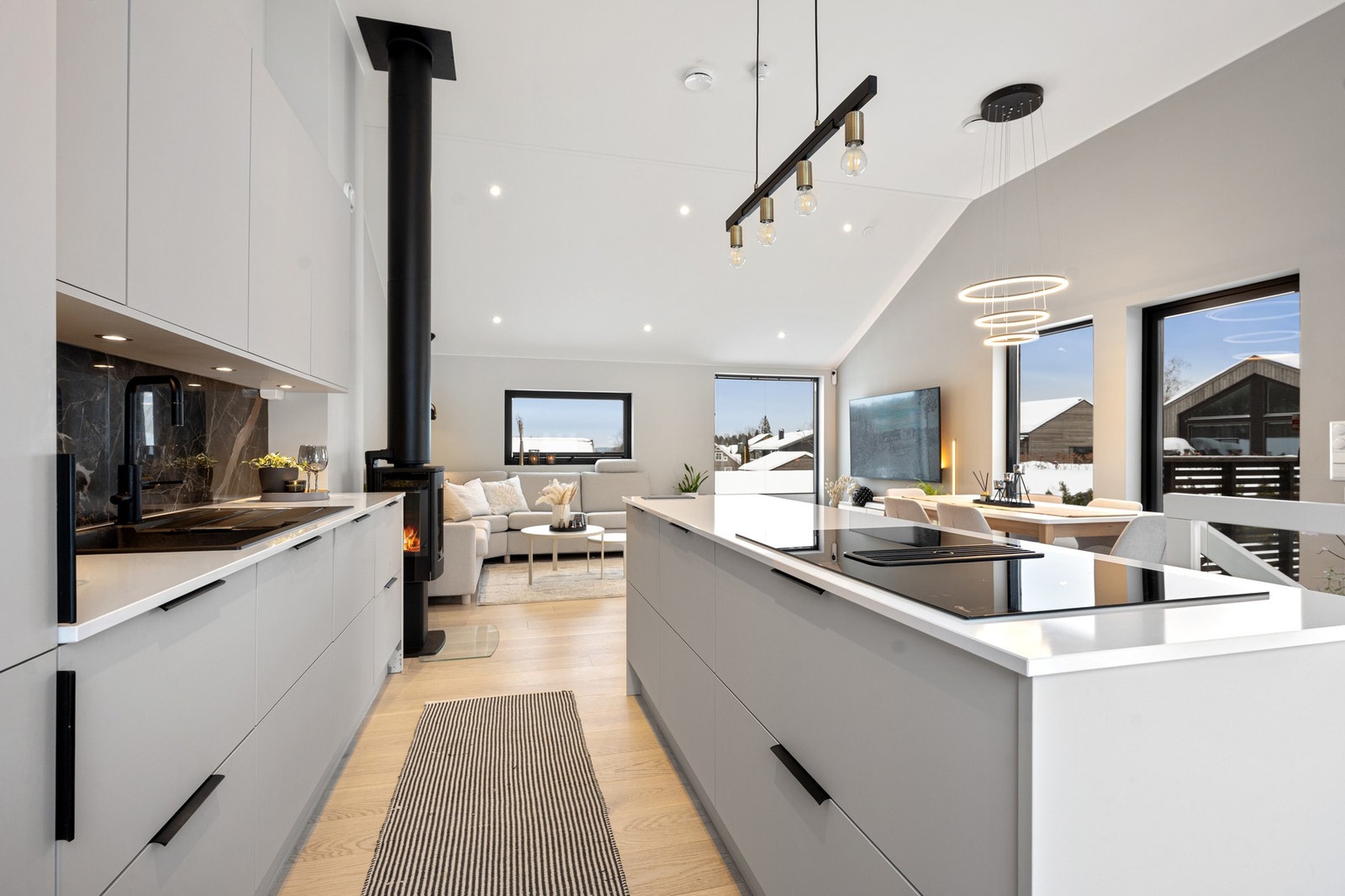 Kjøkkenet er påkostet med bl.a. benkeplate i stein, utvidelse av kjøkkeninnredningen, ekstra skap, kjøkkenøy m.m. Galleribilde