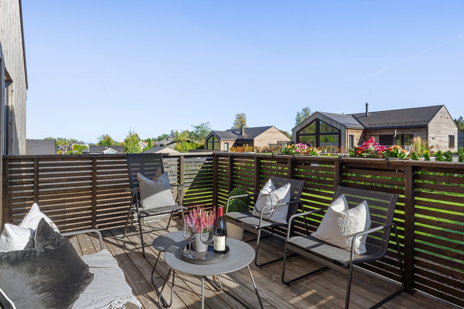 Dette blir en flott utvidelse av stuen i sommerhalvåret! Galleribilde