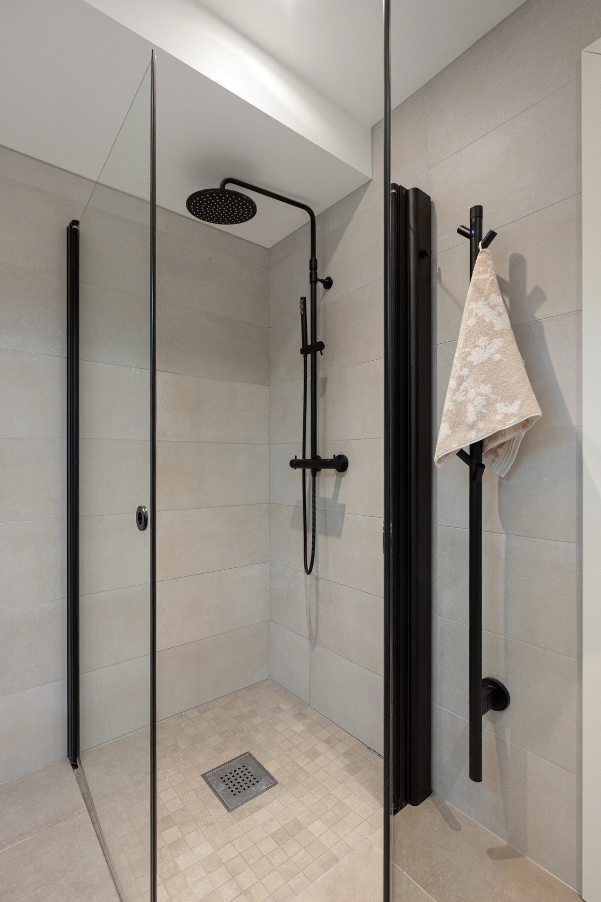 Moderne og lekker regnfallsdusj med innfellbare glassdører. Galleribilde