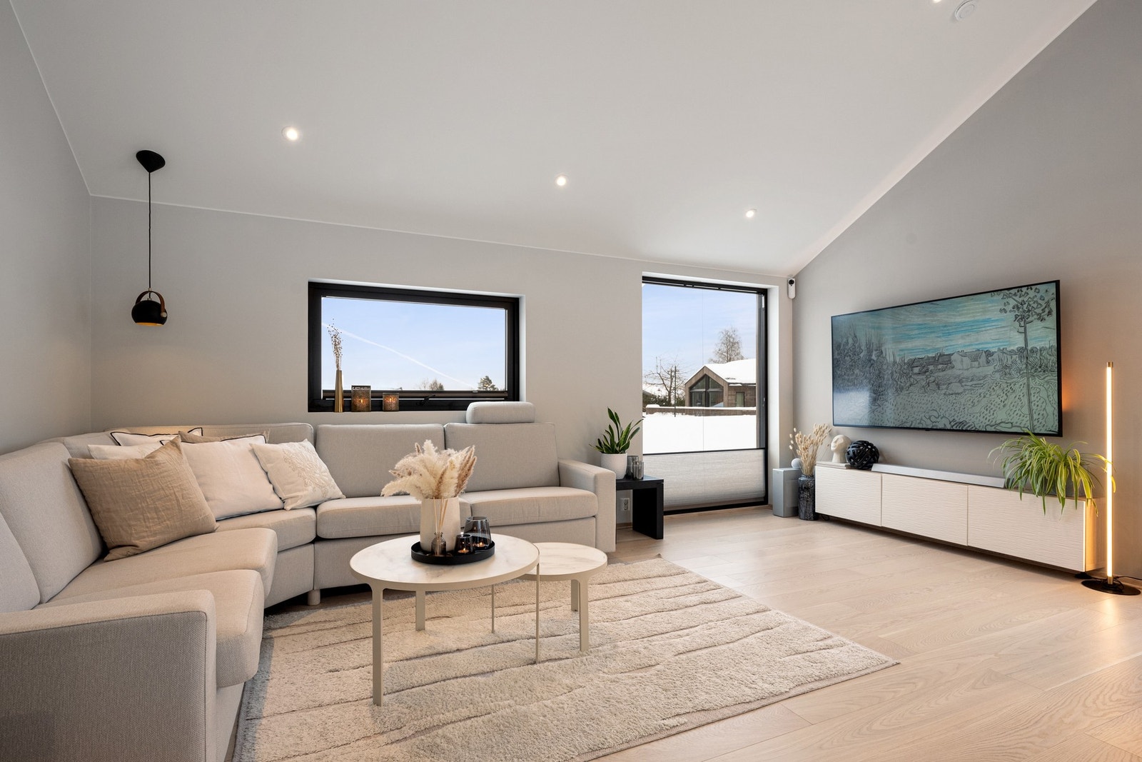 Her er det god plass til sofakrok, bord og tv-møblement. Galleribilde