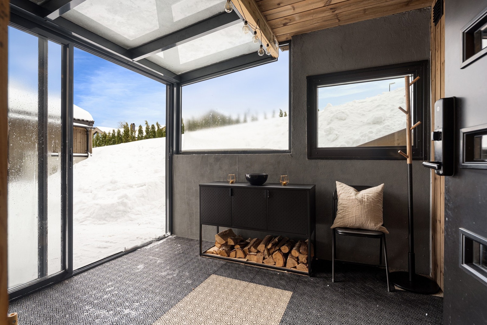 Inngangspartiet er overbygget og innglasset til en vinterhage på ca. 7m². Galleribilde